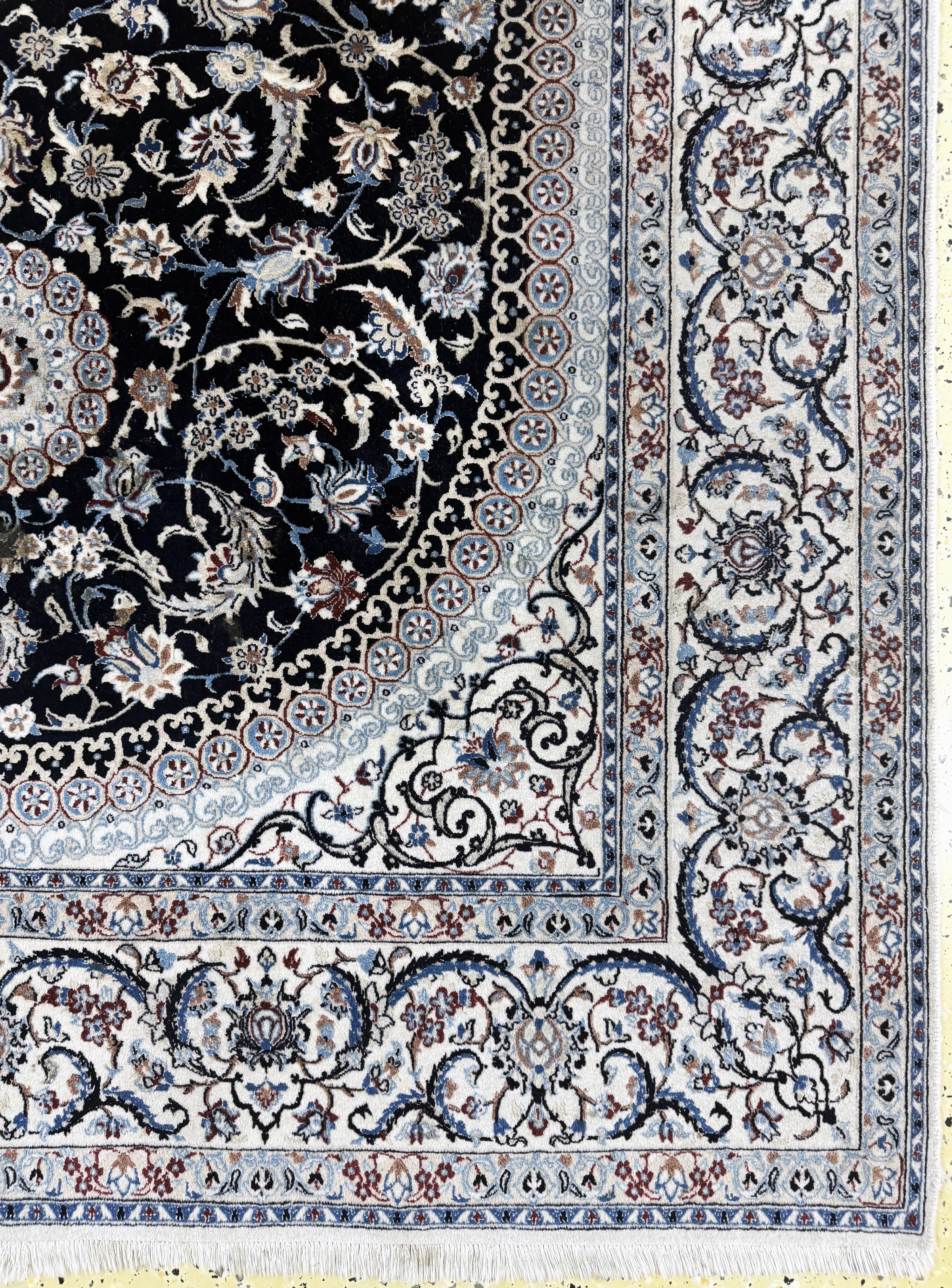 Detail a: Nain fein(6 La), Persien, Ende 20.Jhd, Korkwolle mit Seide, ca. 250 x 155 cm, ca. 1,0Mio. Kn/qm, Reinigungsbedürftig, EHZ: 2