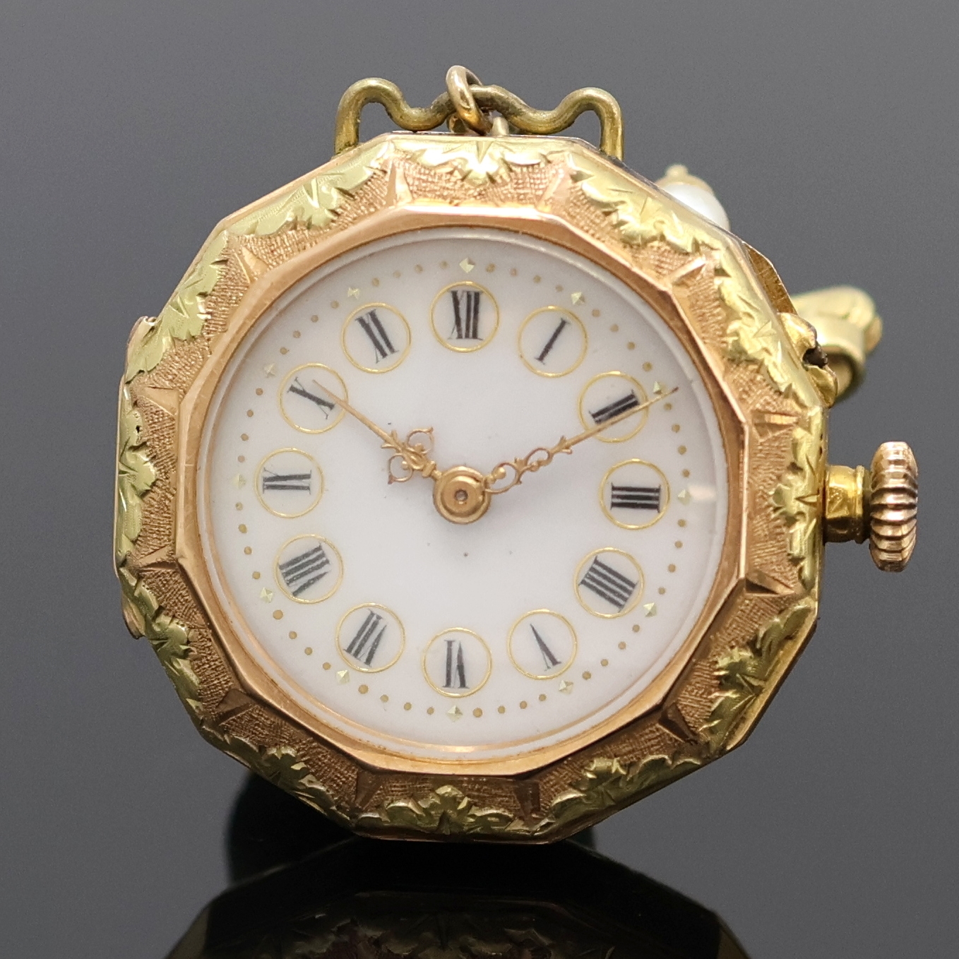 Detail a: Feine Damen-Anhängeuhr aus Taschenuhr an Brosche, Frankreich/Schweiz um 1900, reich verziertes RoseG/GG 750/000 Geh., Goldcuvette, Brosche m. 3 ...