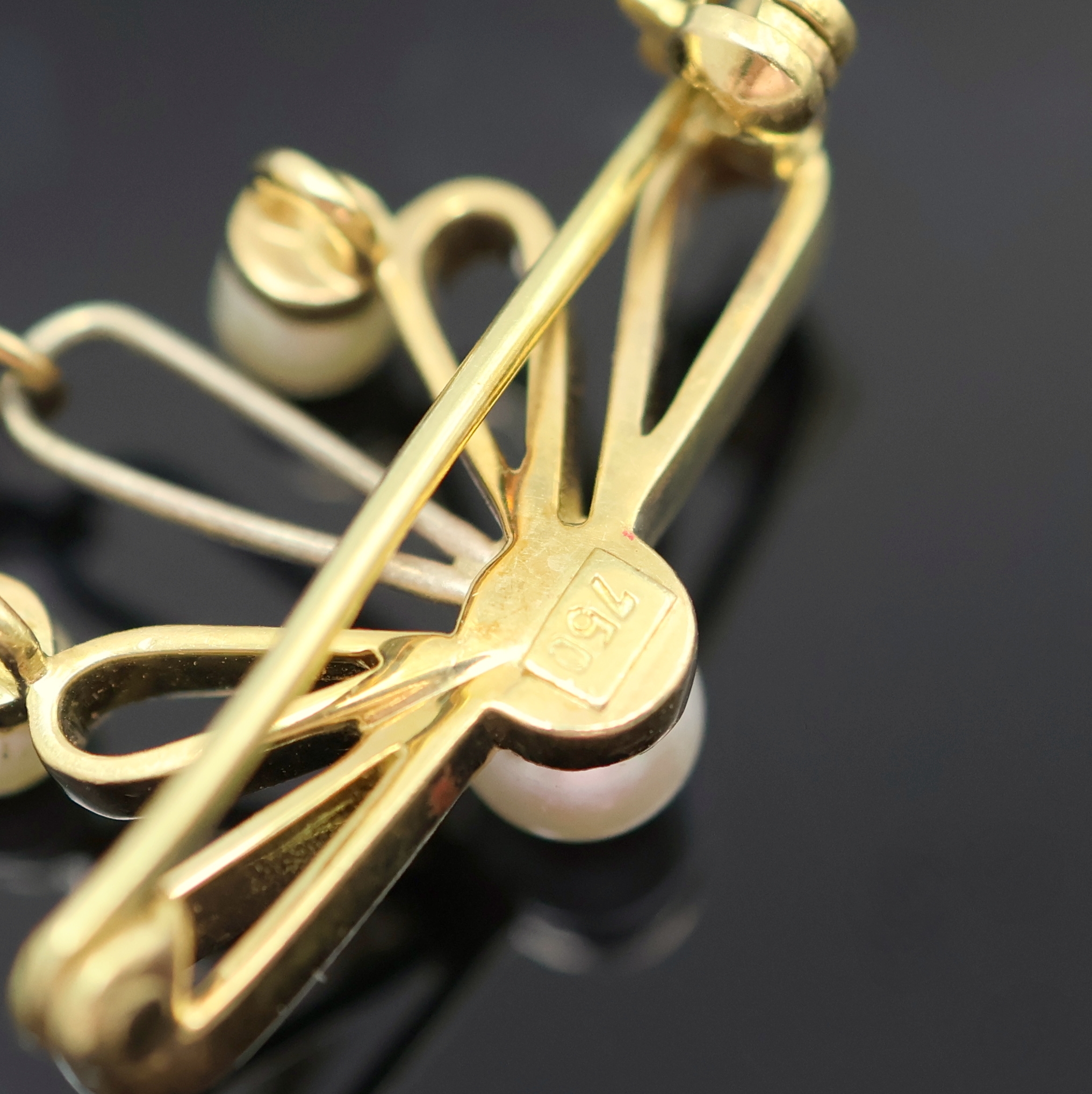 Detail b: Feine Damen-Anhängeuhr aus Taschenuhr an Brosche, Frankreich/Schweiz um 1900, reich verziertes RoseG/GG 750/000 Geh., Goldcuvette, Brosche m. 3 ...