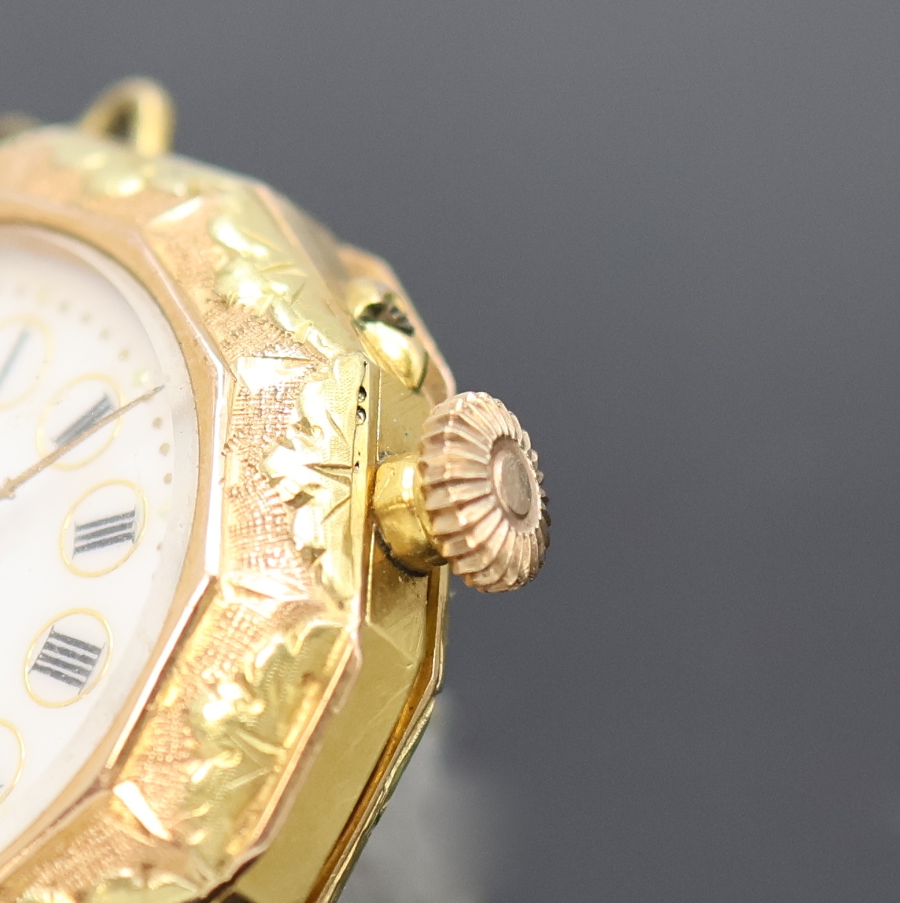 Detail c: Feine Damen-Anhängeuhr aus Taschenuhr an Brosche, Frankreich/Schweiz um 1900, reich verziertes RoseG/GG 750/000 Geh., Goldcuvette, Brosche m. 3 ...