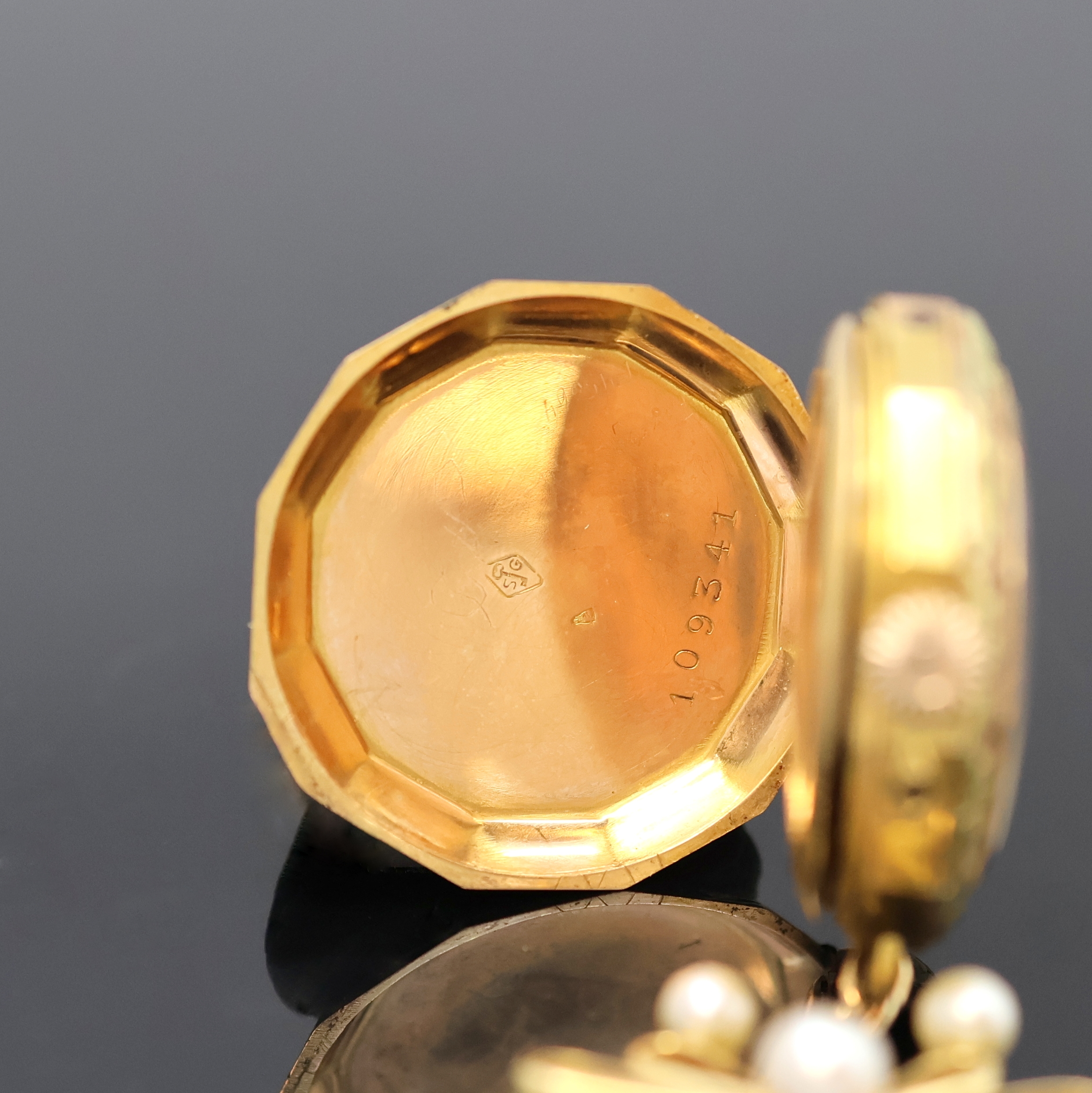 Detail d: Feine Damen-Anhängeuhr aus Taschenuhr an Brosche, Frankreich/Schweiz um 1900, reich verziertes RoseG/GG 750/000 Geh., Goldcuvette, Brosche m. 3 ...