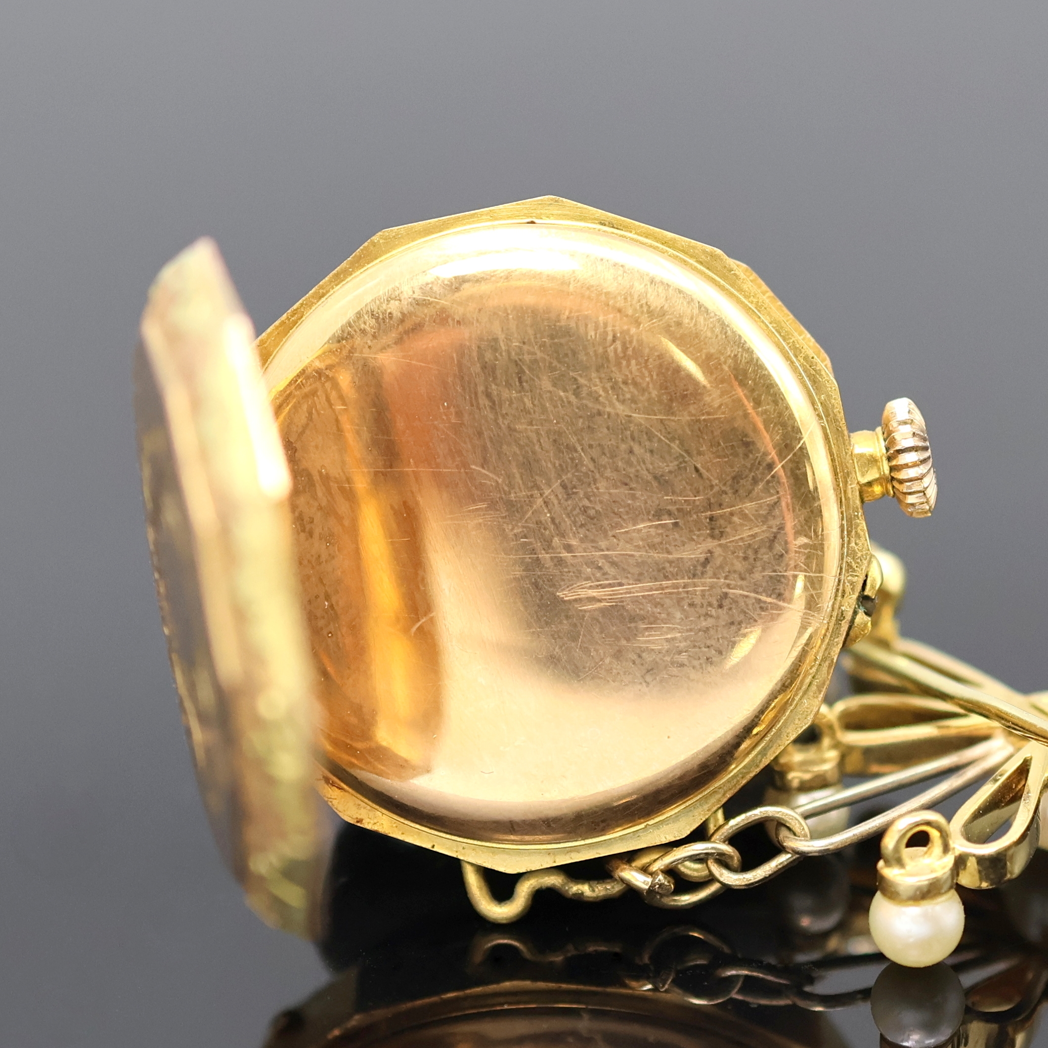 Detail e: Feine Damen-Anhängeuhr aus Taschenuhr an Brosche, Frankreich/Schweiz um 1900, reich verziertes RoseG/GG 750/000 Geh., Goldcuvette, Brosche m. 3 ...