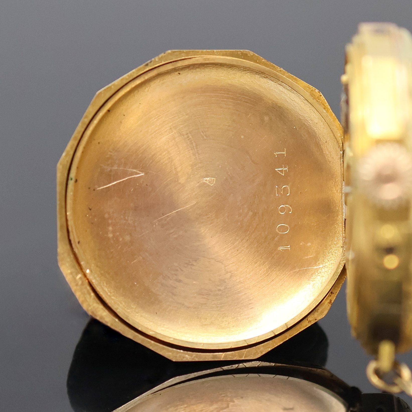 Detail f: Feine Damen-Anhängeuhr aus Taschenuhr an Brosche, Frankreich/Schweiz um 1900, reich verziertes RoseG/GG 750/000 Geh., Goldcuvette, Brosche m. 3 ...