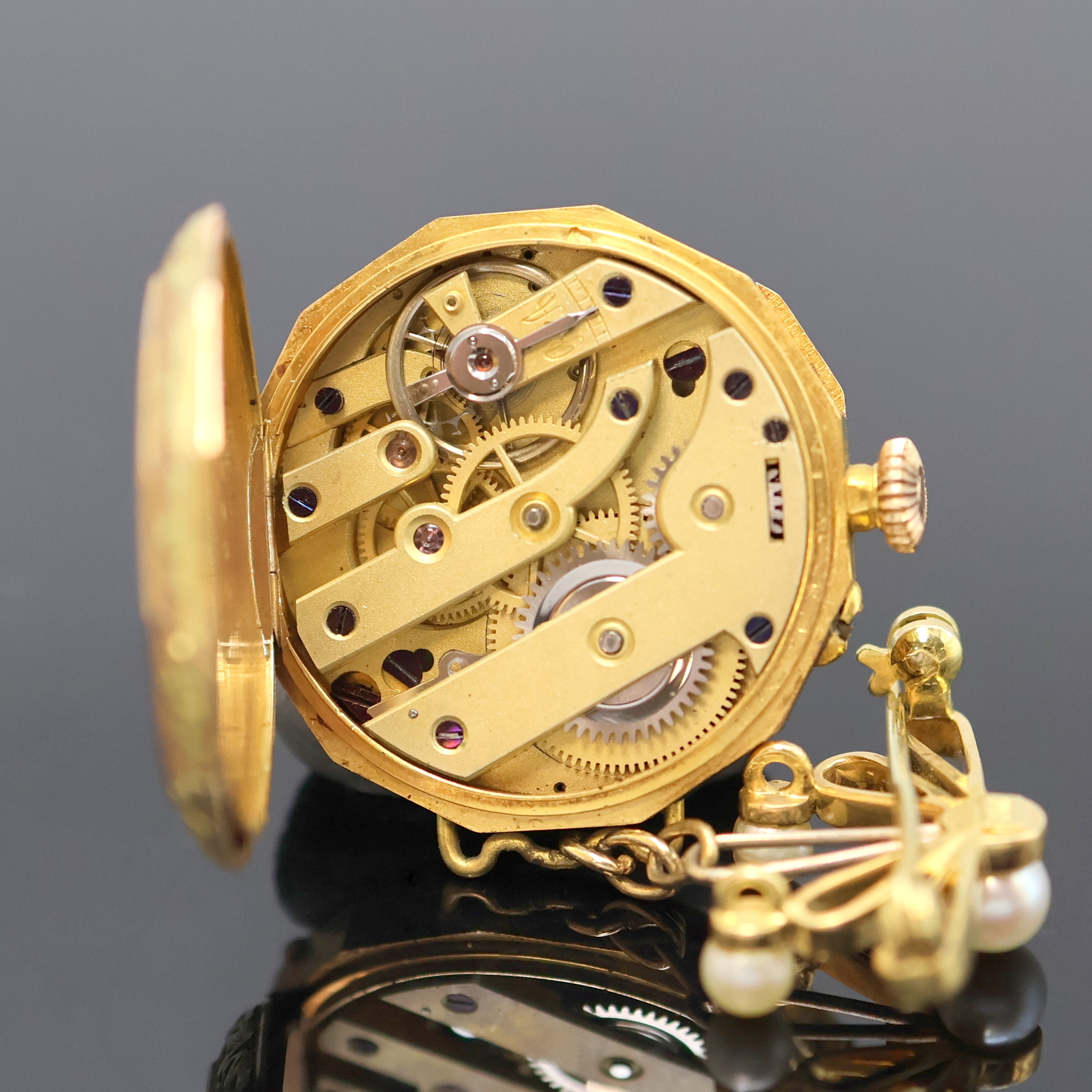Detail g: Feine Damen-Anhängeuhr aus Taschenuhr an Brosche, Frankreich/Schweiz um 1900, reich verziertes RoseG/GG 750/000 Geh., Goldcuvette, Brosche m. 3 ...