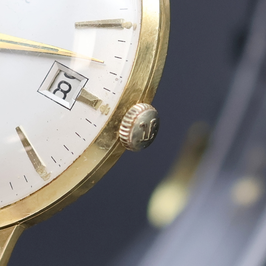 Detail d: PIERCE Herrenarmbanduhr in GG 750/000, Automatik, Schweiz um 1965, 3-teil. Goldgeh., Boden und Glasrand aufgedr., silb. Zifferbl. m. aufgel. Indizes, ...