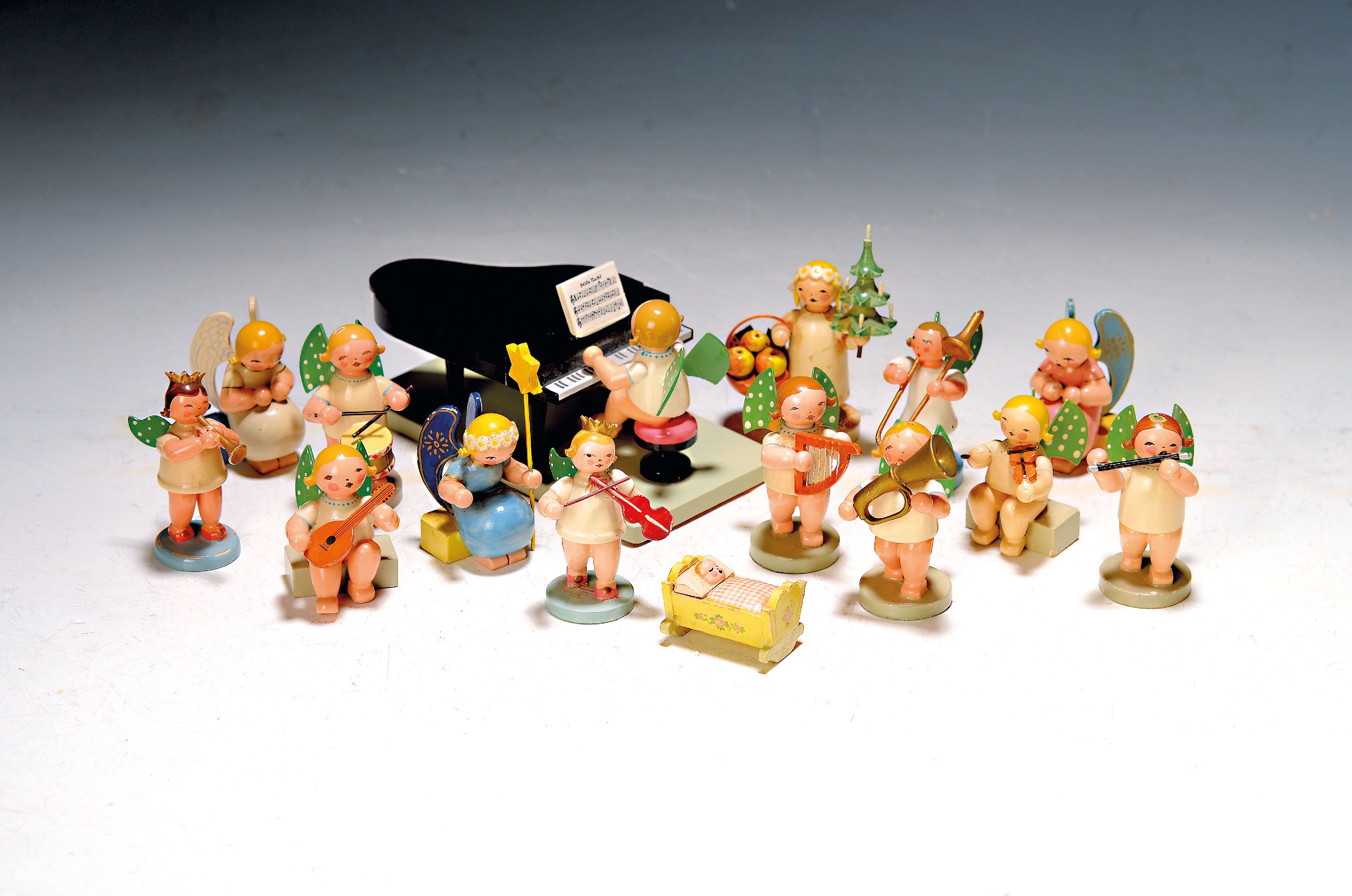 Image 27057017 - Angel chapel, Erzgebirge, 20th century, 24 figures, colorfully painted wood, green wings ...