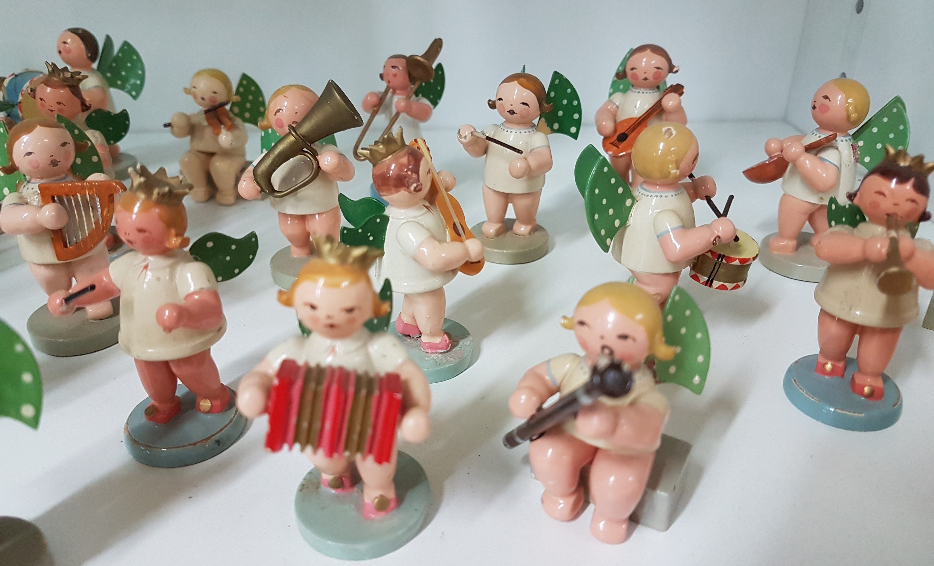 Detail b: Engelskapelle, Erzgebirge, 20. Jh., 24 Figuren, Holz bunt bemalt, grüne Flügel mit je 11 weißen Punkten, H. je ca. 6 cm