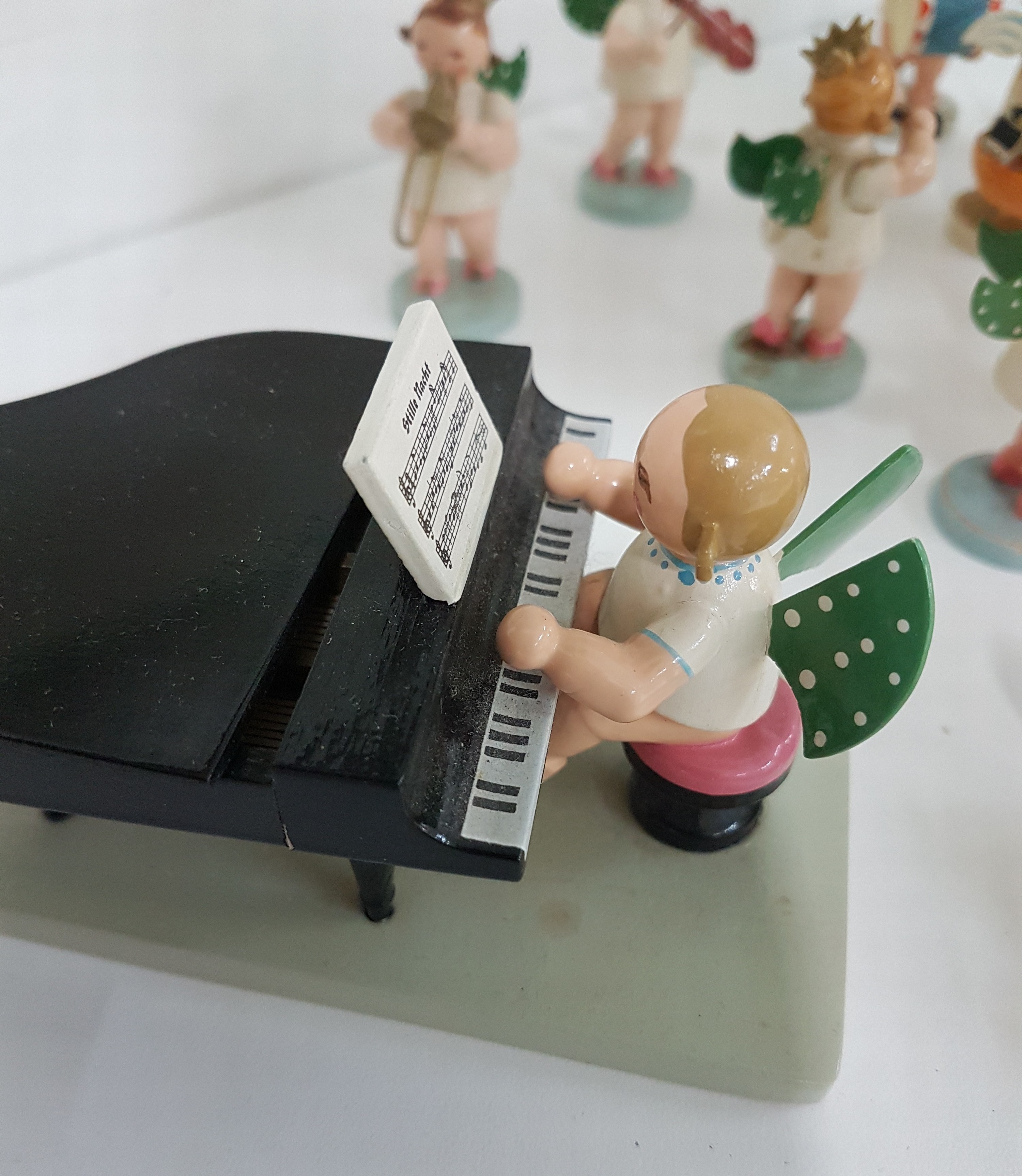 Detail f: Engelskapelle, Erzgebirge, 20. Jh., 24 Figuren, Holz bunt bemalt, grüne Flügel mit je 11 weißen Punkten, H. je ca. 6 cm