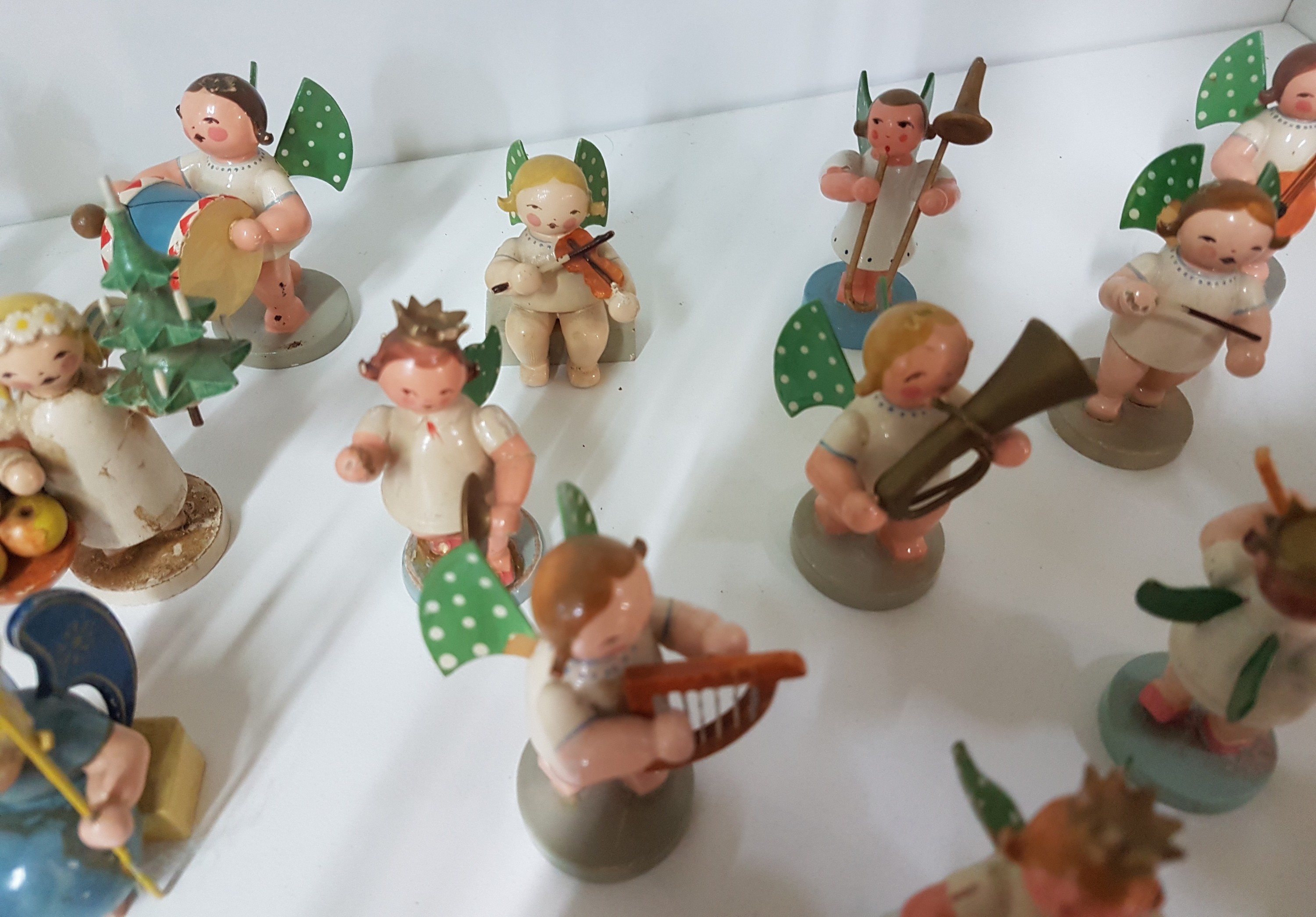 Detail h: Engelskapelle, Erzgebirge, 20. Jh., 24 Figuren, Holz bunt bemalt, grüne Flügel mit je 11 weißen Punkten, H. je ca. 6 cm