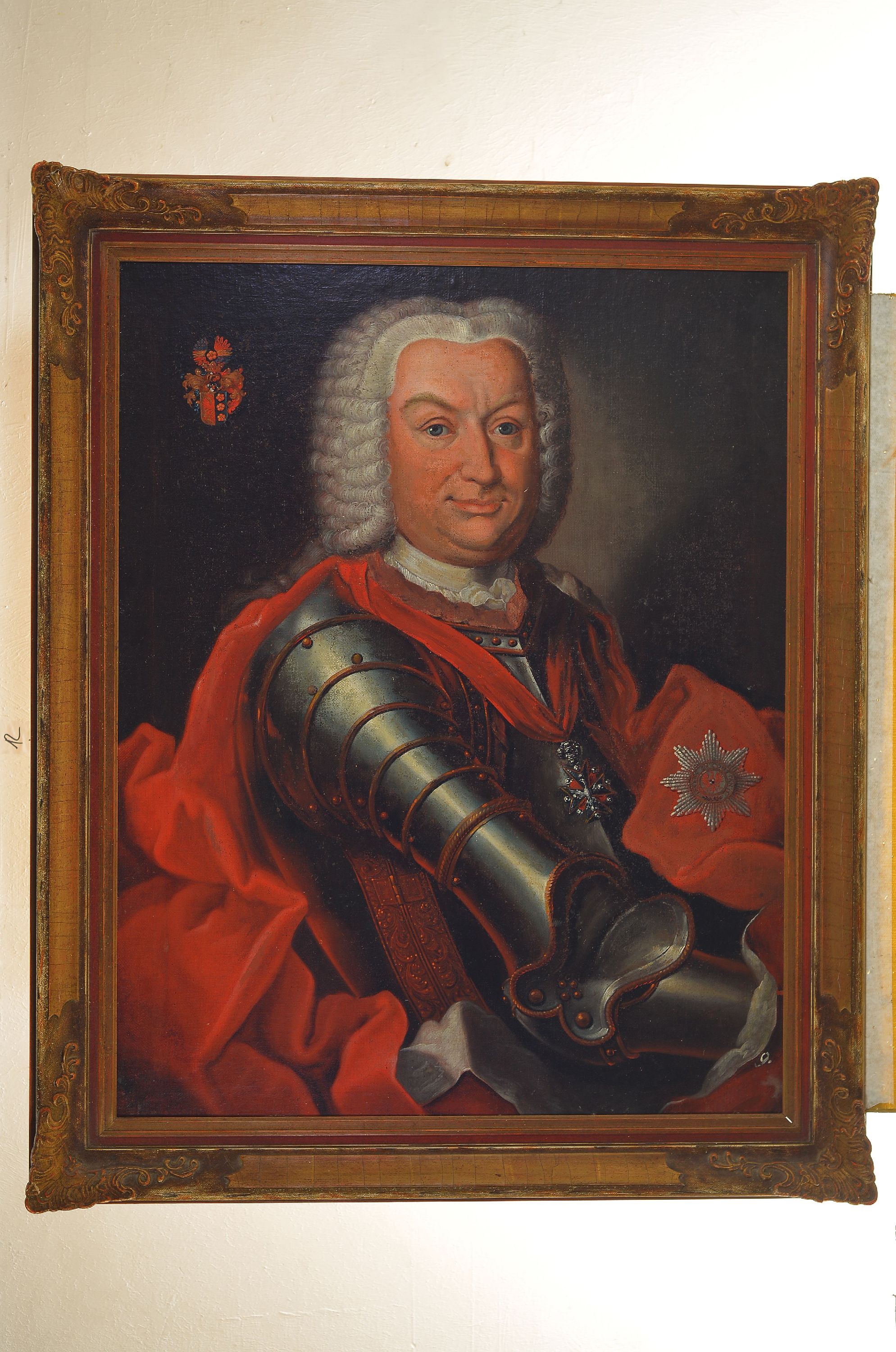 Detail k: Unbekannter Künstler des 18. Jh., Porträt eines Mannes in Rüstung mit rotem Mantel, Orden und Perücke, Öl/Lwd, auf Holz doubliert, restauriert, ...