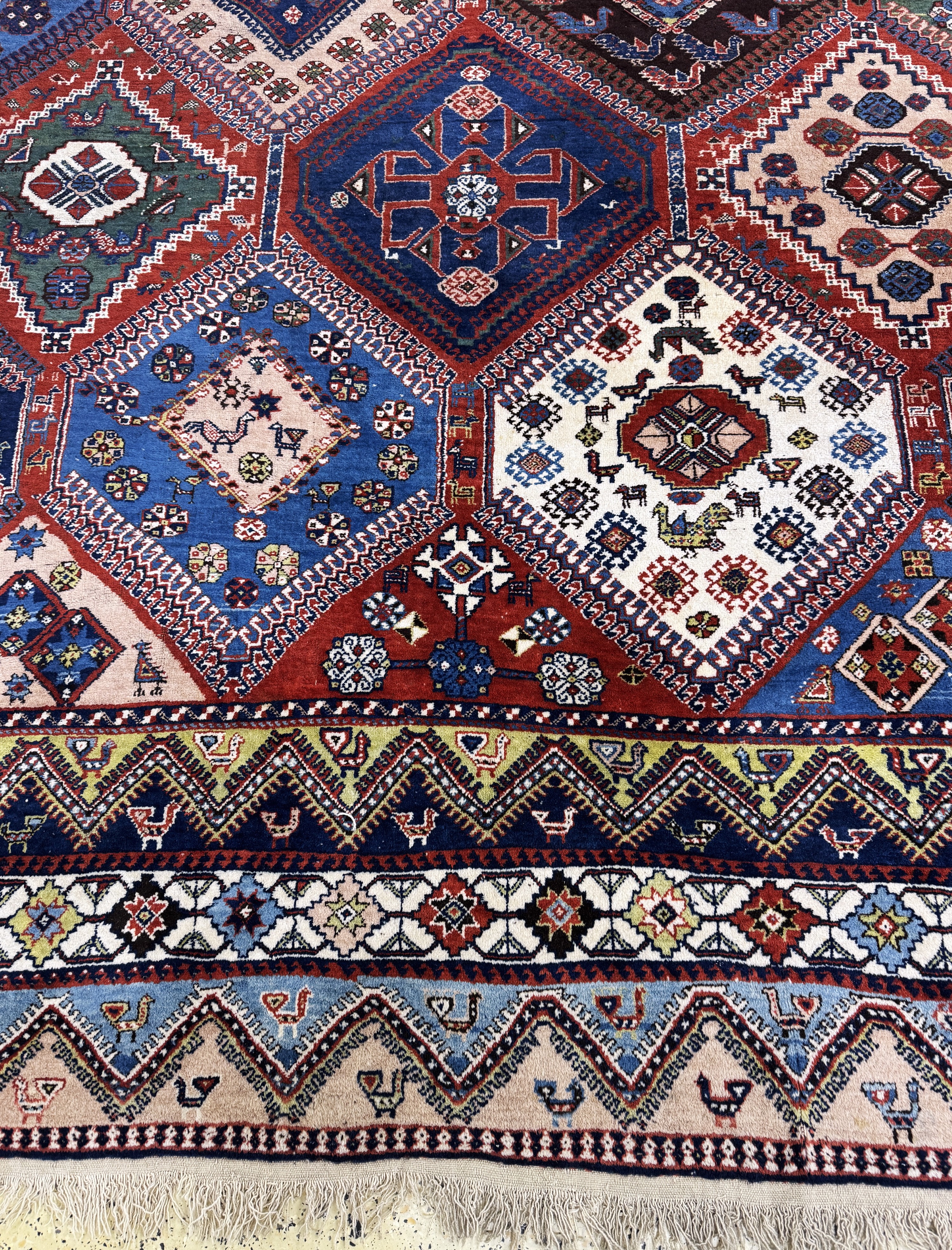 Detail b: Yalameh, Persien, Mitte 20.Jhd., Wolle auf Wolle, ca. 407 x 325 cm, EHZ: 2-3