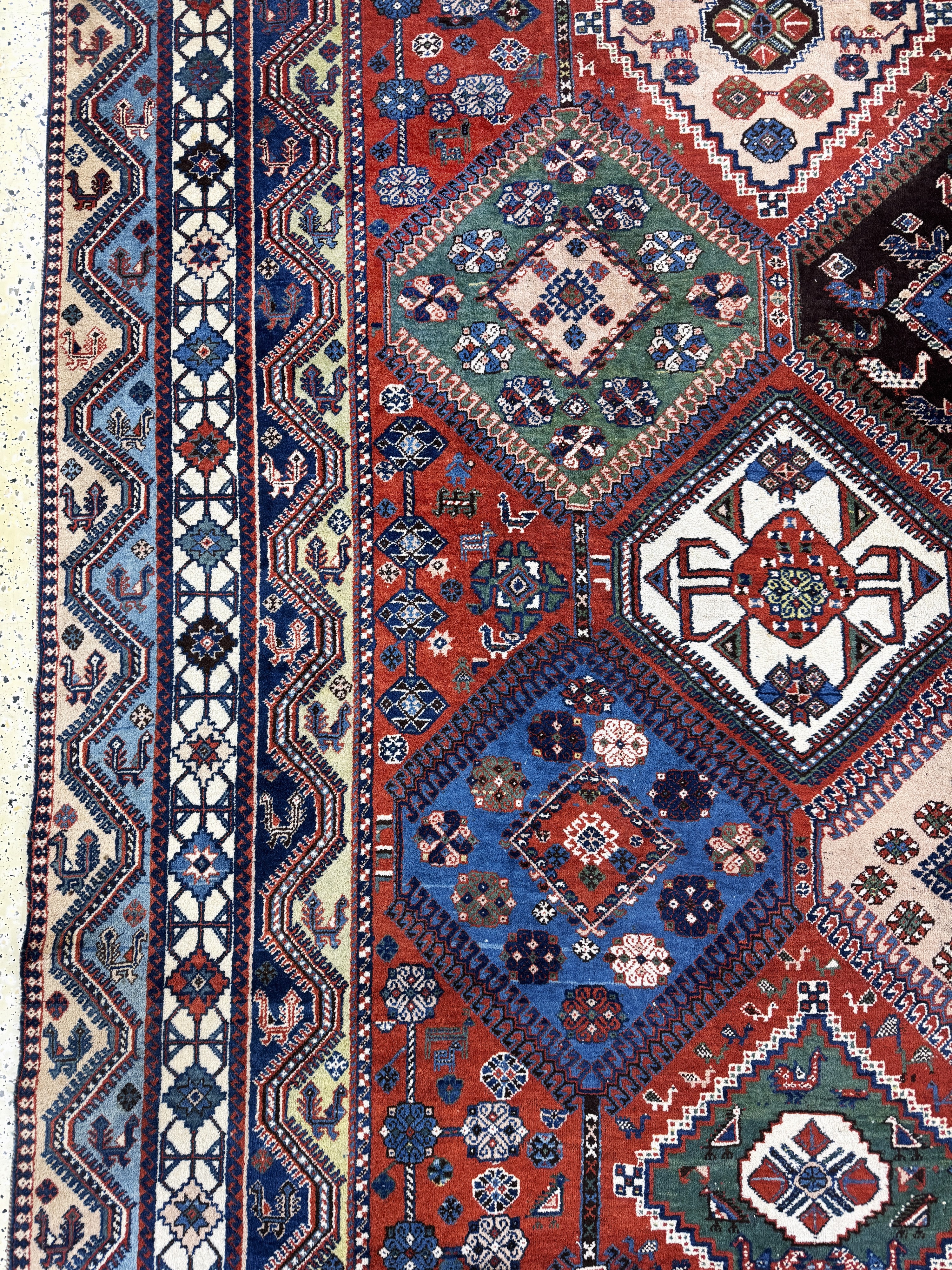 Detail d: Yalameh, Persien, Mitte 20.Jhd., Wolle auf Wolle, ca. 407 x 325 cm, EHZ: 2-3