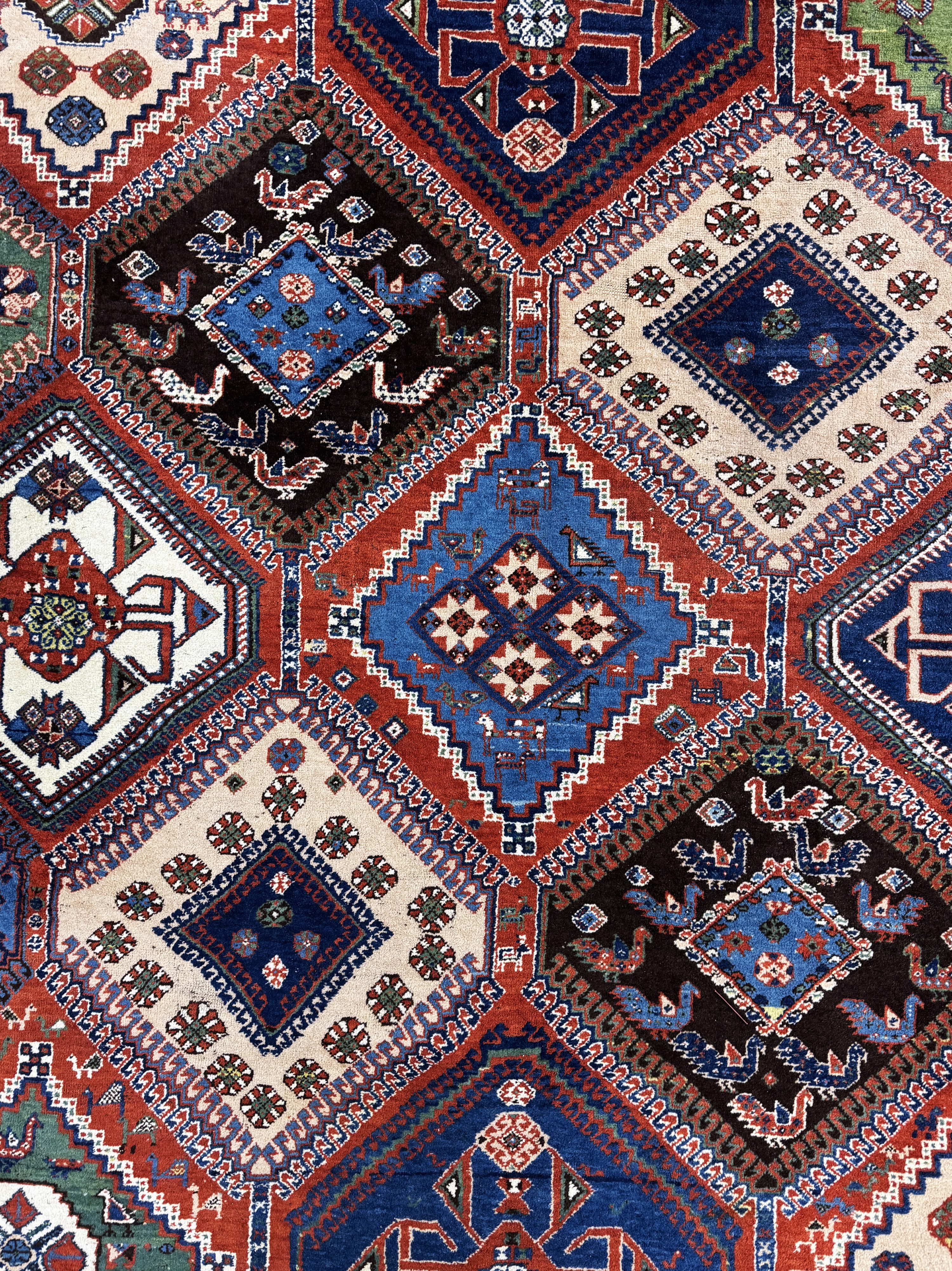 Detail e: Yalameh, Persien, Mitte 20.Jhd., Wolle auf Wolle, ca. 407 x 325 cm, EHZ: 2-3