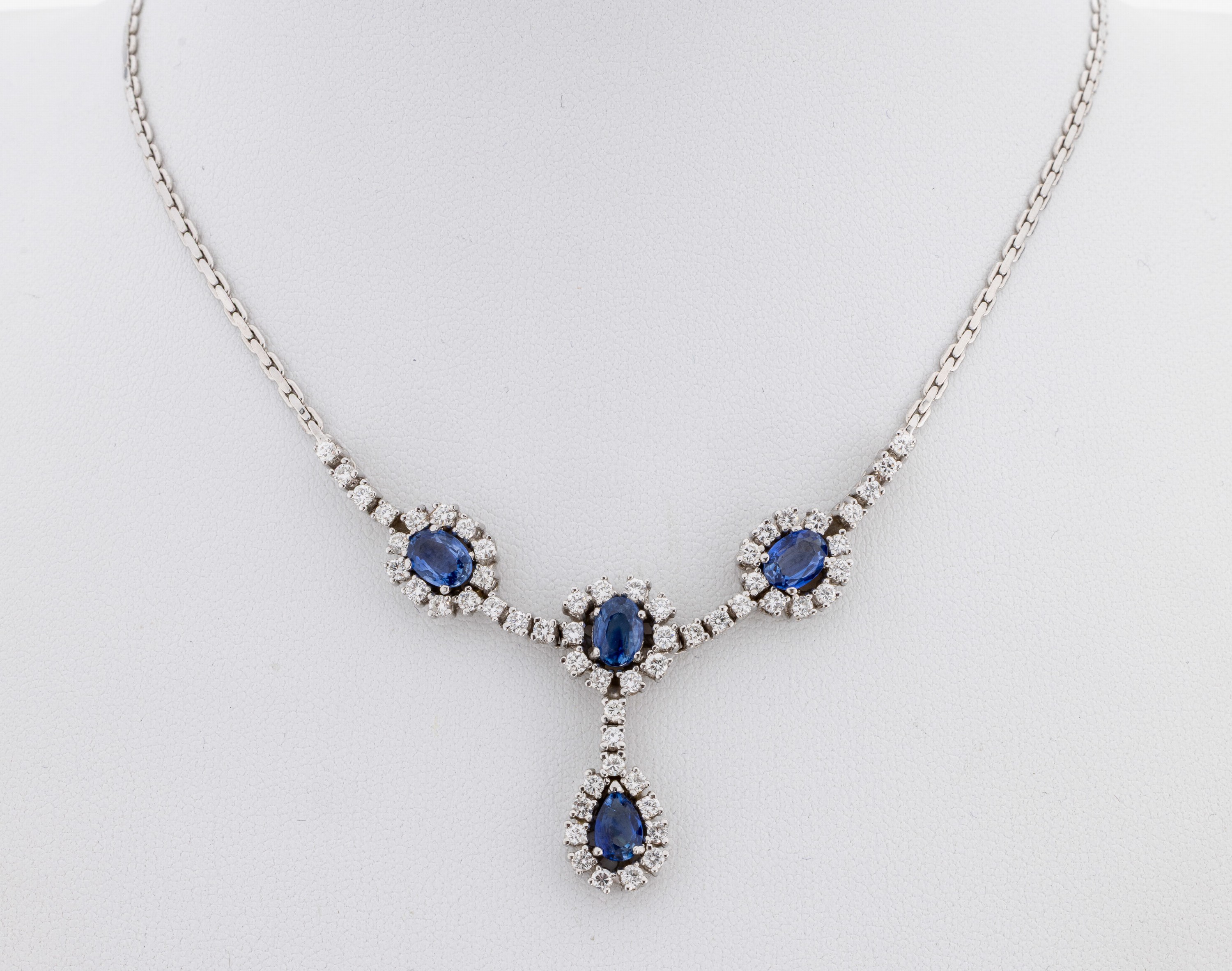 Image 27057099 - 14 kt Gold Saphir-Brillant-Collier, WG 585/000, 3 ovalfacett. Saphire und facett. ...