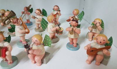 27057017a - Angel chapel, Erzgebirge, 20th century, 24 figures, colorfully painted wood, green wings ...