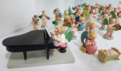 27057017e - Angel chapel, Erzgebirge, 20th century, 24 figures, colorfully painted wood, green wings ...