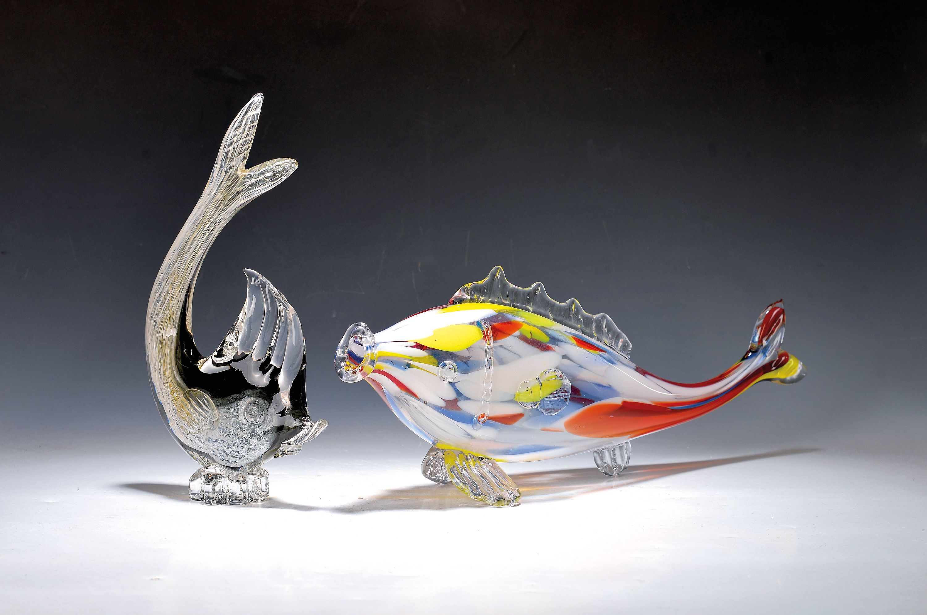 Image 27057100 - Zwei Glasskulpturen, Murano, 2.H.20.Jh., stilisierte Darst. von Fischen: 1x farbloses ...