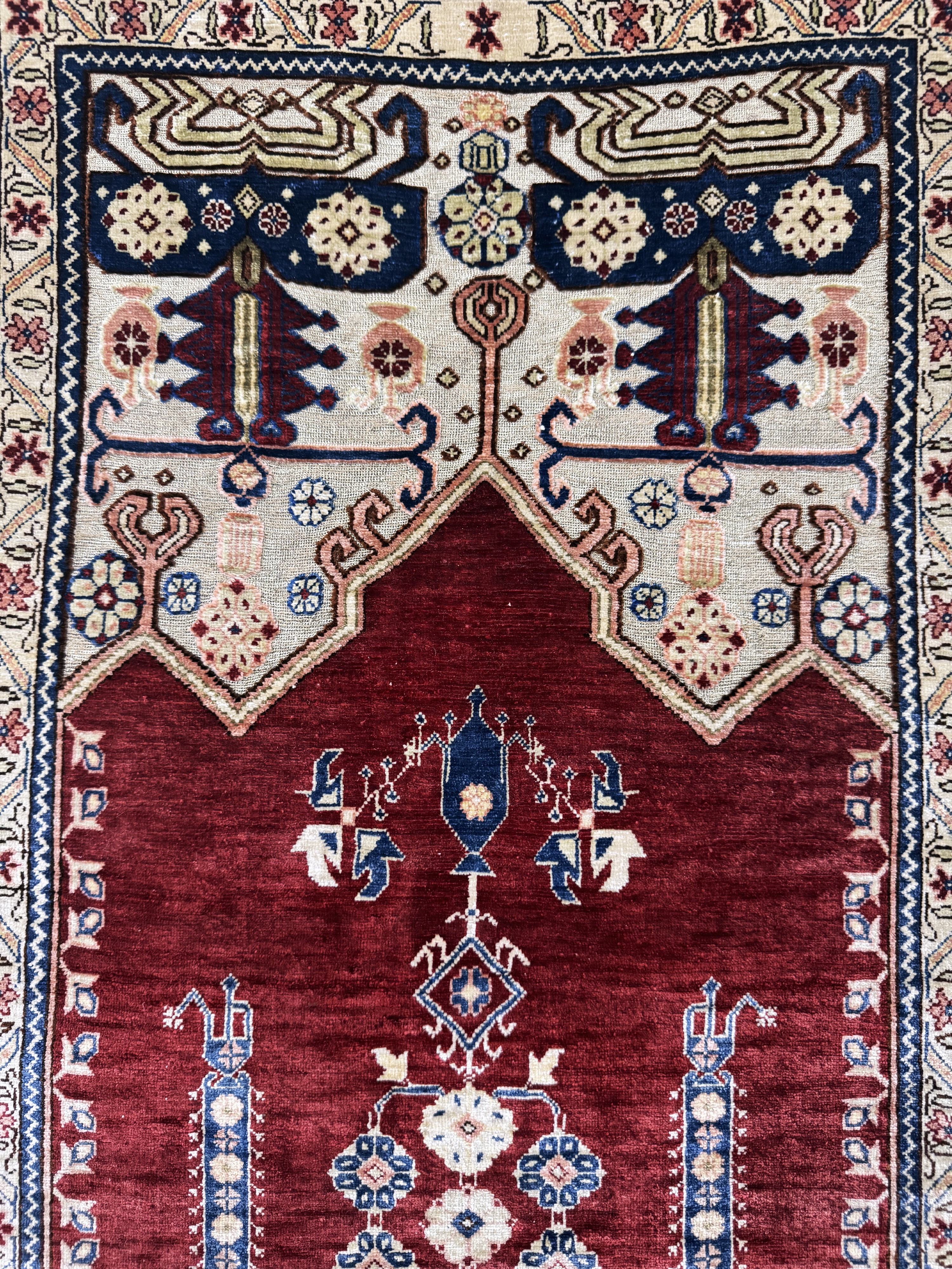 Detail c: Hereke Seide fein signiert, Türkei, Mitte 20.Jhd, reine Naturseide"Metallbroschiert", ca. 95 x 62 cm, ca. 1 Mio Kn/qm, EHZ: 2
