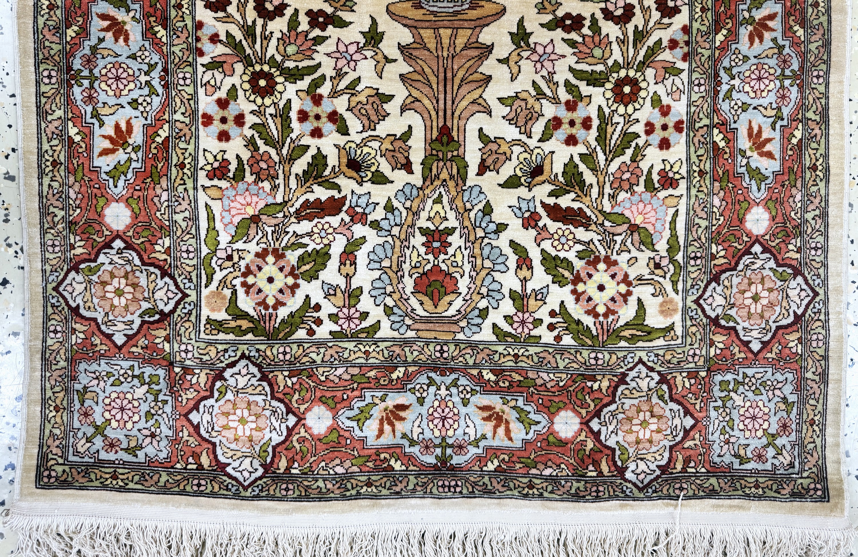 Detail b: Hereke Seide fein signiert, Türkei, Ende 20.Jhd, reine Naturseide, ca. 110 x 70 cm, EHZ: 2