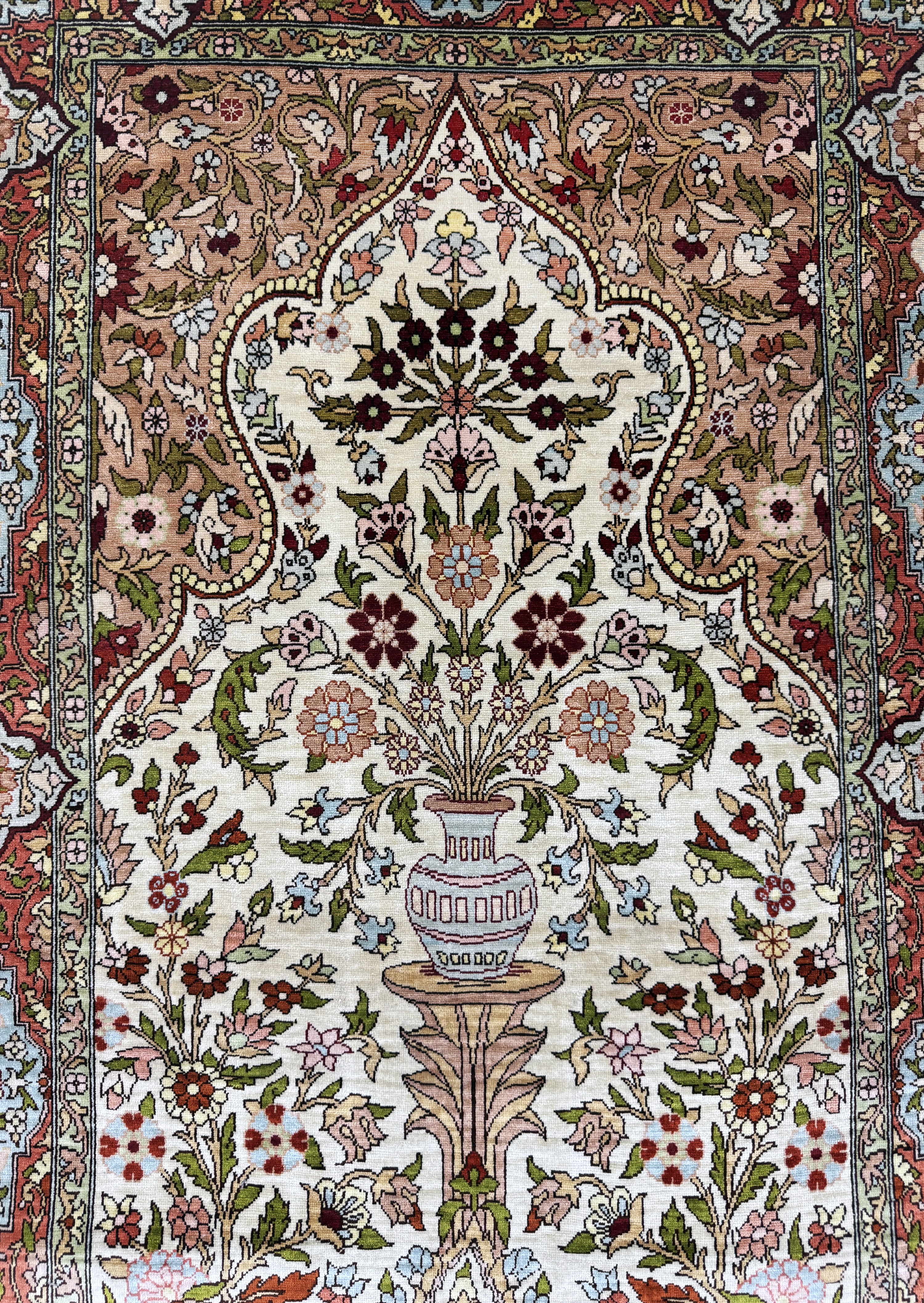 Detail c: Hereke Seide fein signiert, Türkei, Ende 20.Jhd, reine Naturseide, ca. 110 x 70 cm, EHZ: 2