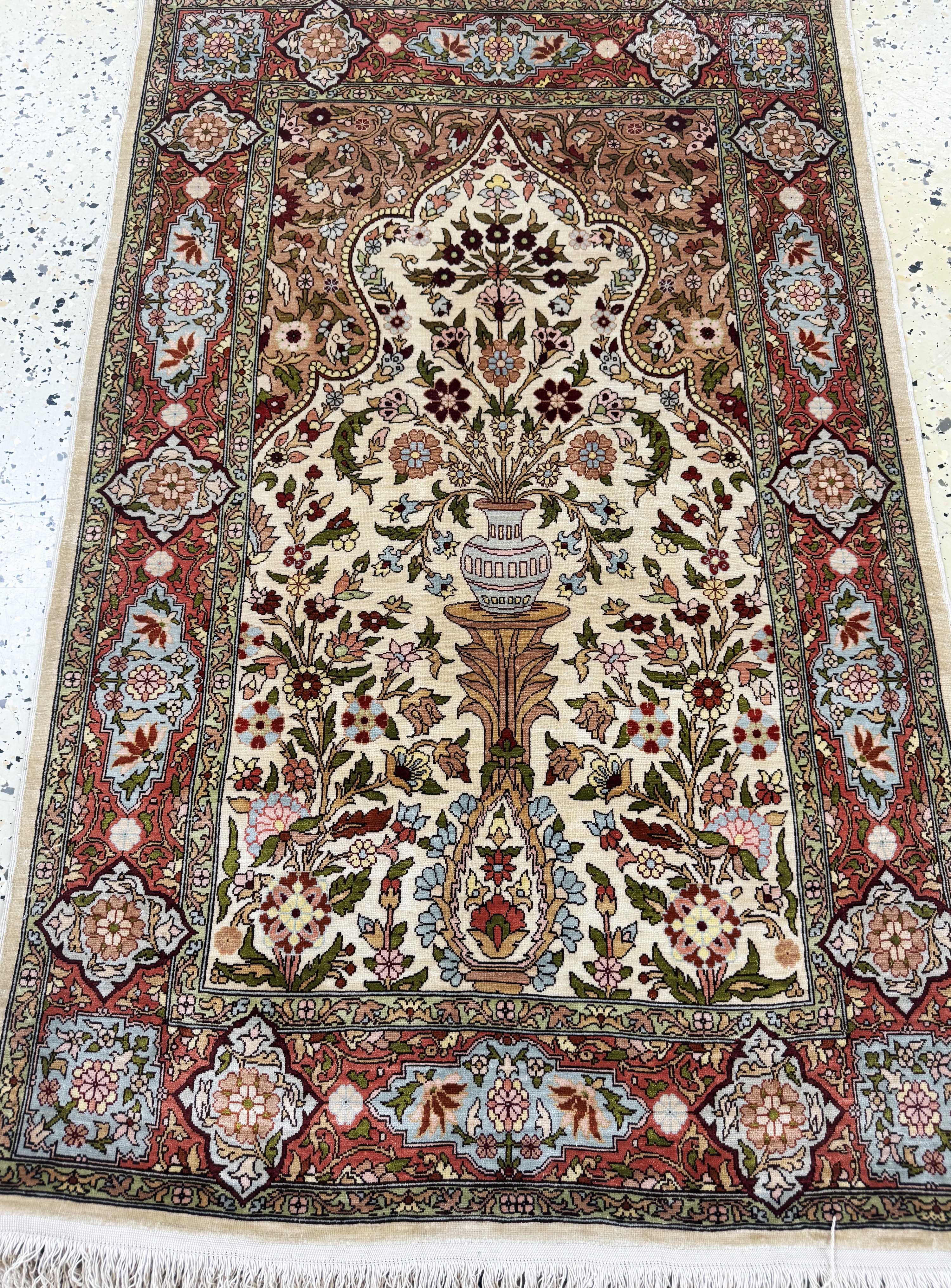 Detail d: Hereke Seide fein signiert, Türkei, Ende 20.Jhd, reine Naturseide, ca. 110 x 70 cm, EHZ: 2