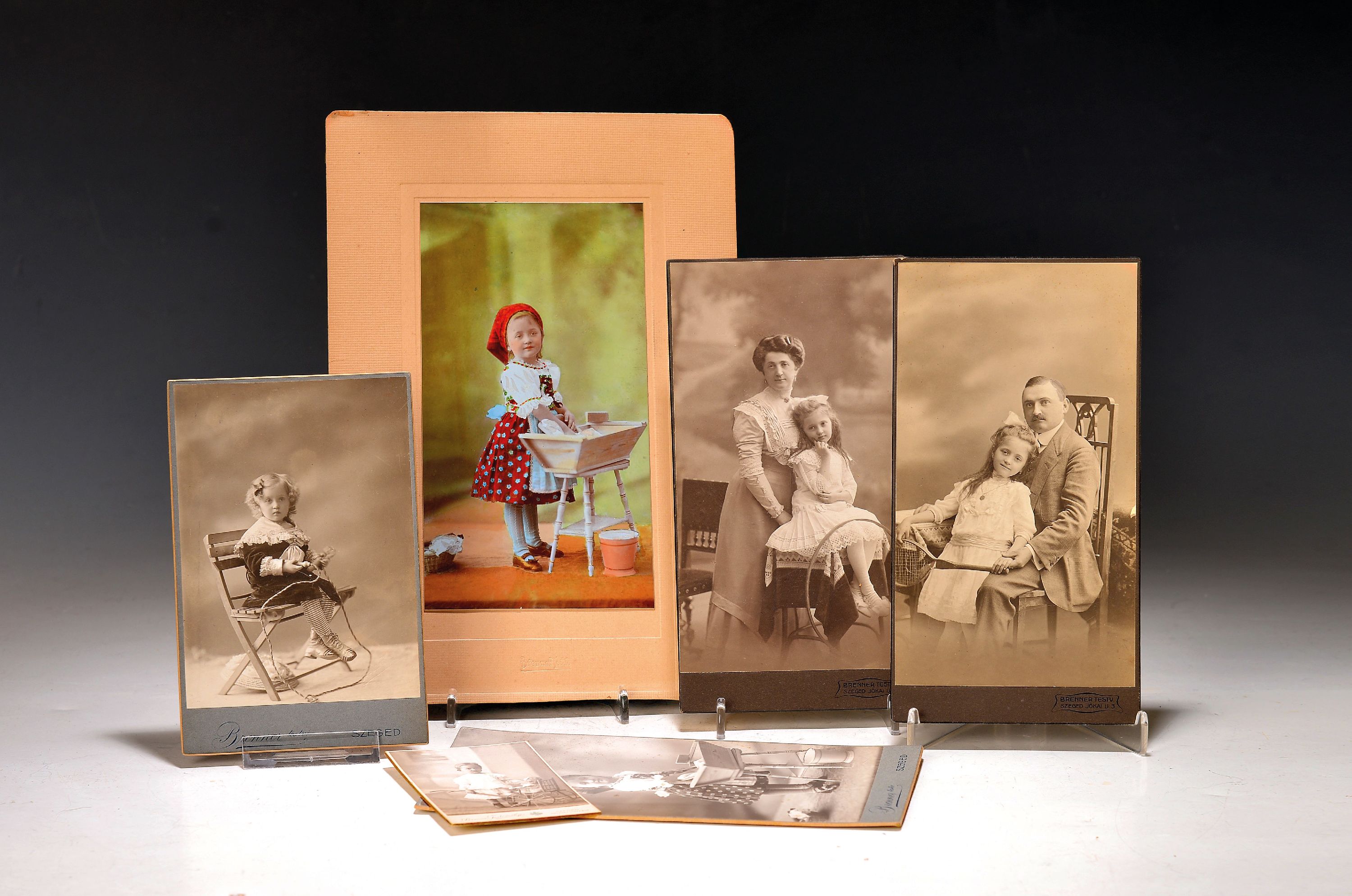 Detail a: Porzellankopfpuppe, Kämmer & Reinhard, 114, um 1909, braune Schlafaugen, geschlossener Mund, blonde Mohairperücke, Gliederkörper, l. Gebr.-spuren, ...