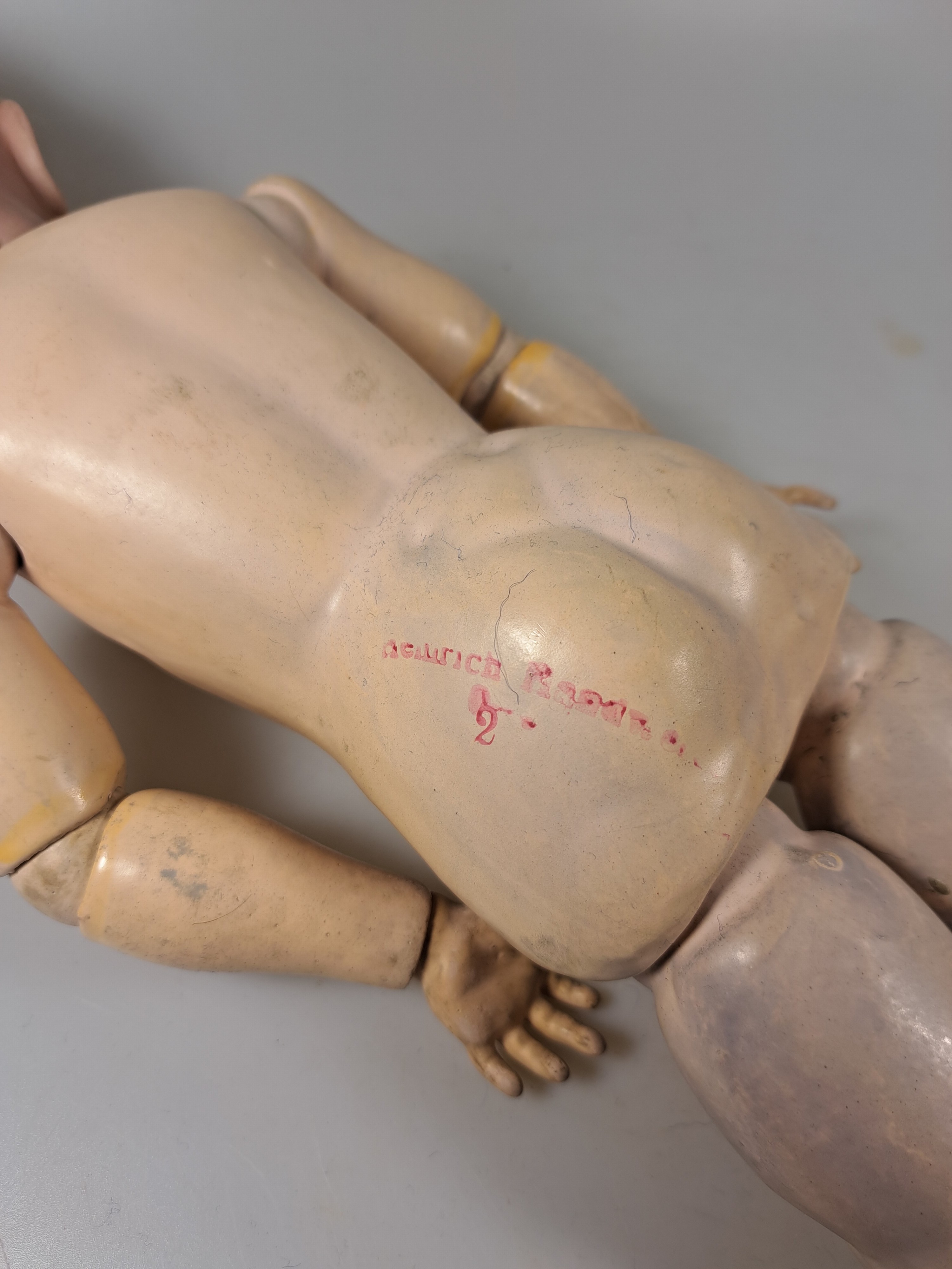 Detail c: Porzellankopfpuppe, Kämmer & Reinhard, 114, um 1909, braune Schlafaugen, geschlossener Mund, blonde Mohairperücke, Gliederkörper, l. Gebr.-spuren, ...