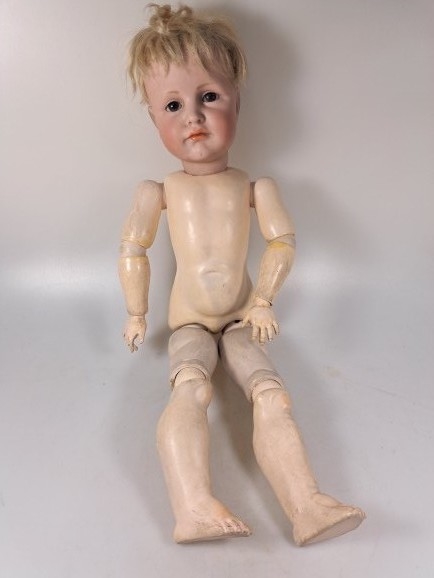 Detail e: Porzellankopfpuppe, Kämmer & Reinhard, 114, um 1909, braune Schlafaugen, geschlossener Mund, blonde Mohairperücke, Gliederkörper, l. Gebr.-spuren, ...