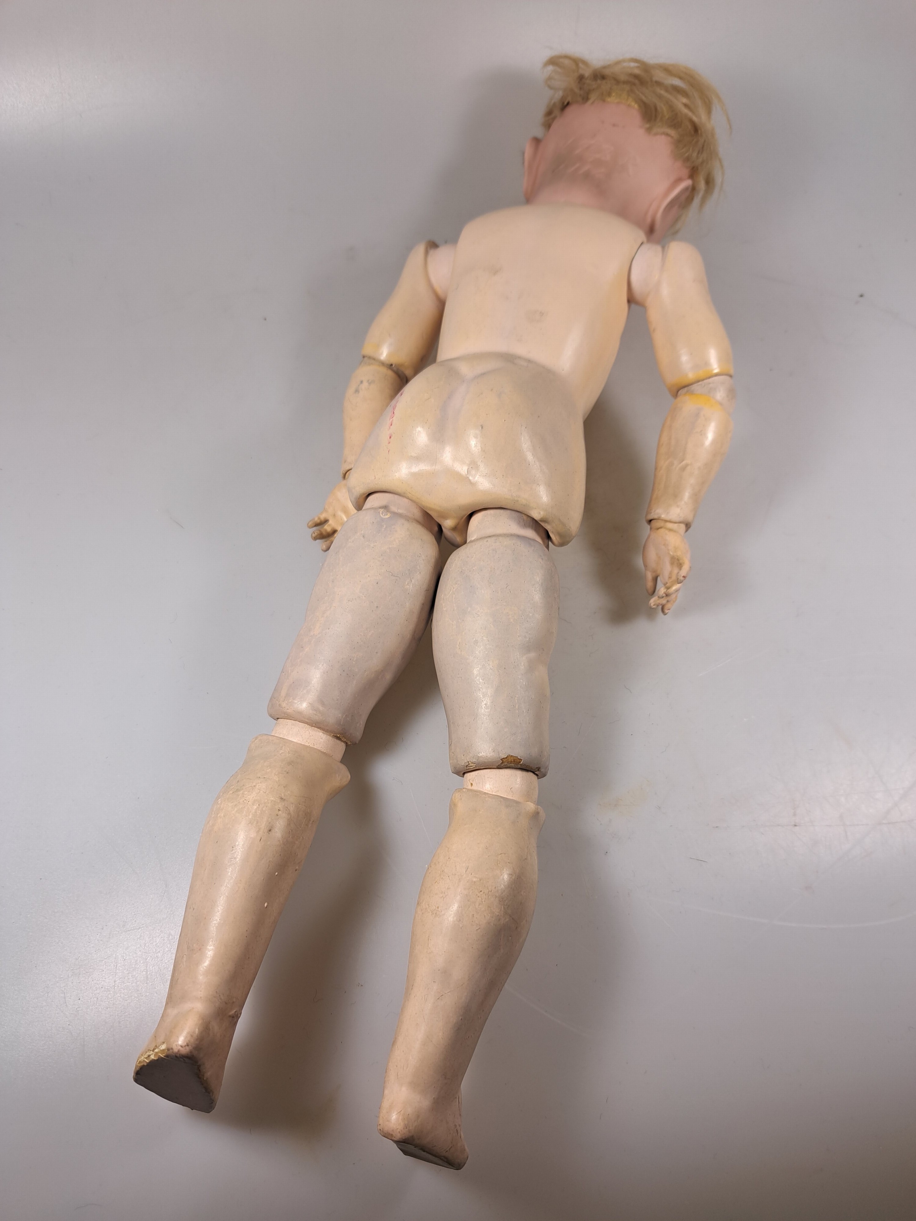 Detail h: Porzellankopfpuppe, Kämmer & Reinhard, 114, um 1909, braune Schlafaugen, geschlossener Mund, blonde Mohairperücke, Gliederkörper, l. Gebr.-spuren, ...