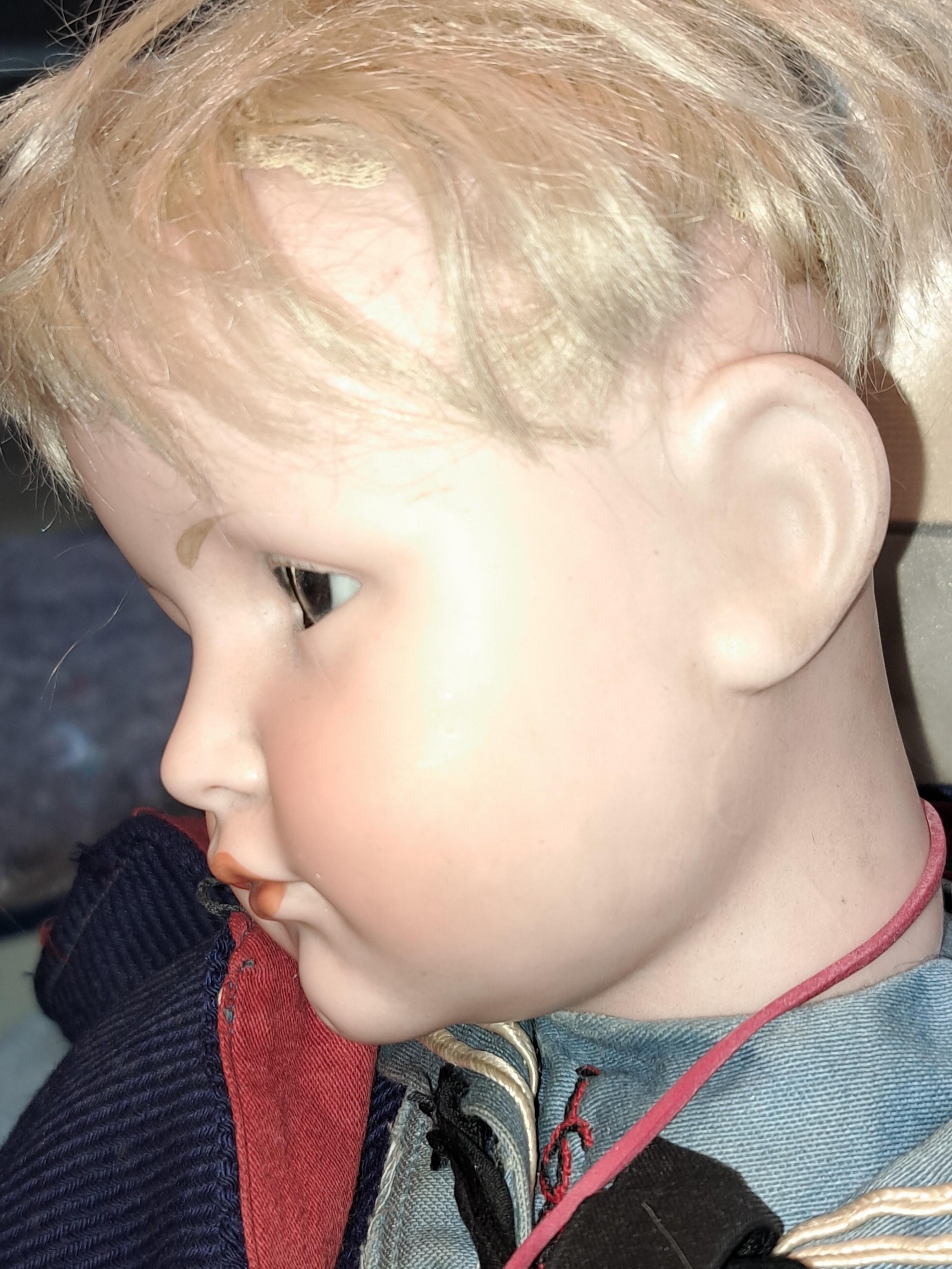 Detail l: Porzellankopfpuppe, Kämmer & Reinhard, 114, um 1909, braune Schlafaugen, geschlossener Mund, blonde Mohairperücke, Gliederkörper, l. Gebr.-spuren, ...