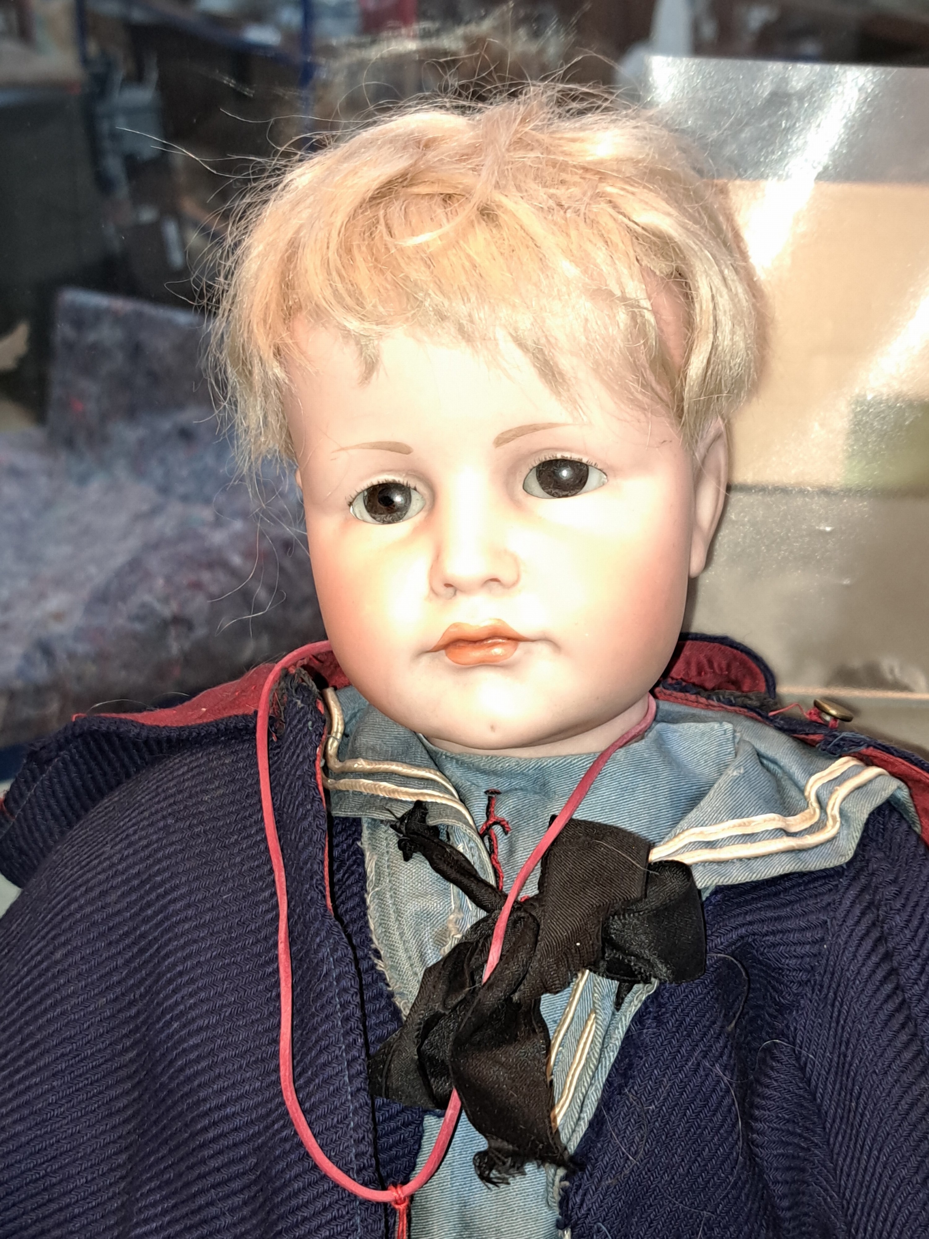 Detail m: Porzellankopfpuppe, Kämmer & Reinhard, 114, um 1909, braune Schlafaugen, geschlossener Mund, blonde Mohairperücke, Gliederkörper, l. Gebr.-spuren, ...