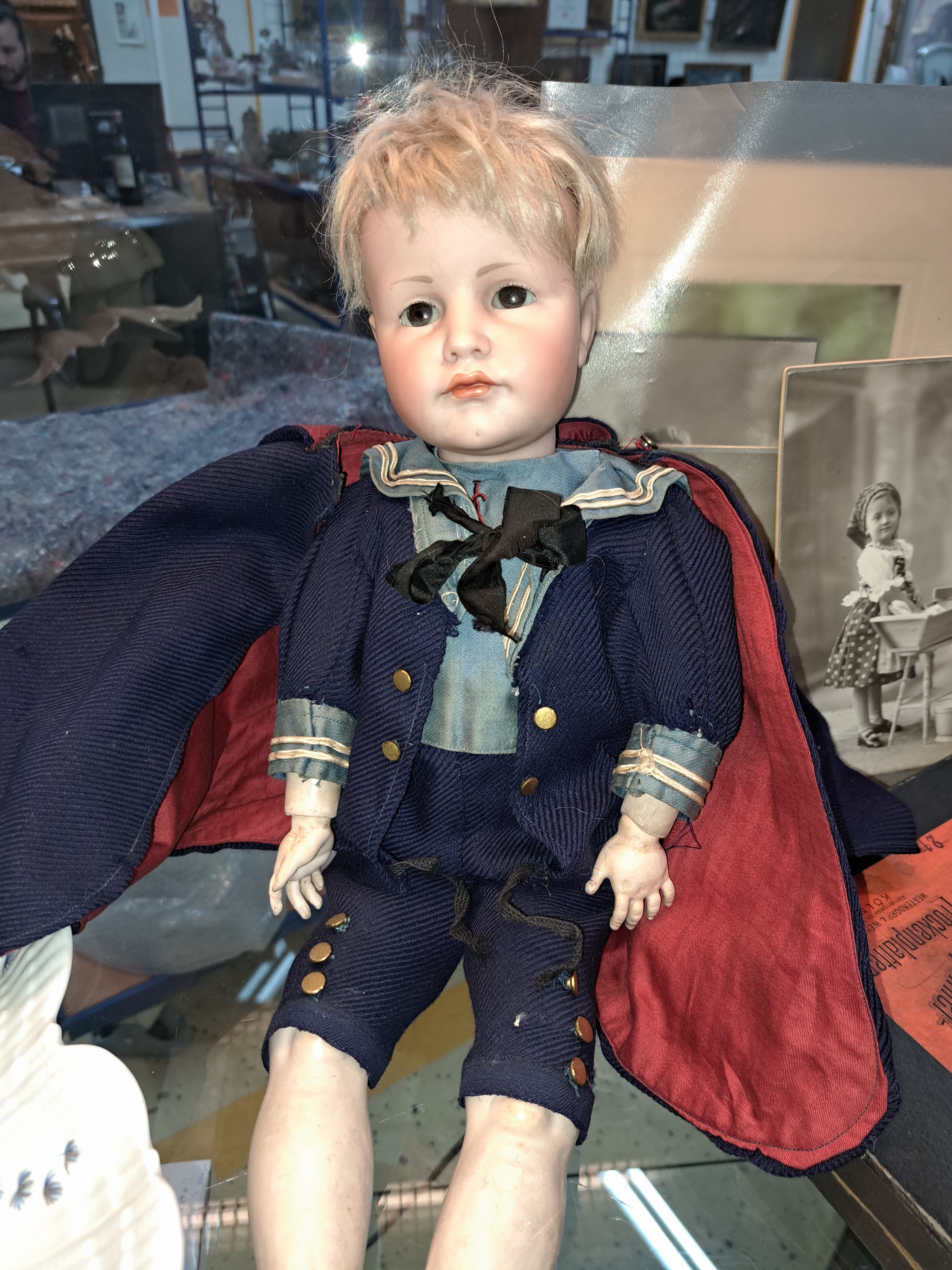 Detail n: Porzellankopfpuppe, Kämmer & Reinhard, 114, um 1909, braune Schlafaugen, geschlossener Mund, blonde Mohairperücke, Gliederkörper, l. Gebr.-spuren, ...