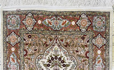 27057110a - Hereke Seide fein signiert, Türkei, Ende 20.Jhd, reine Naturseide, ca. 110 x 70 cm, ...