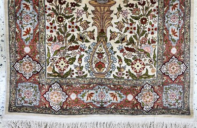 27057110b - Hereke Seide fein signiert, Türkei, Ende 20.Jhd, reine Naturseide, ca. 110 x 70 cm, ...