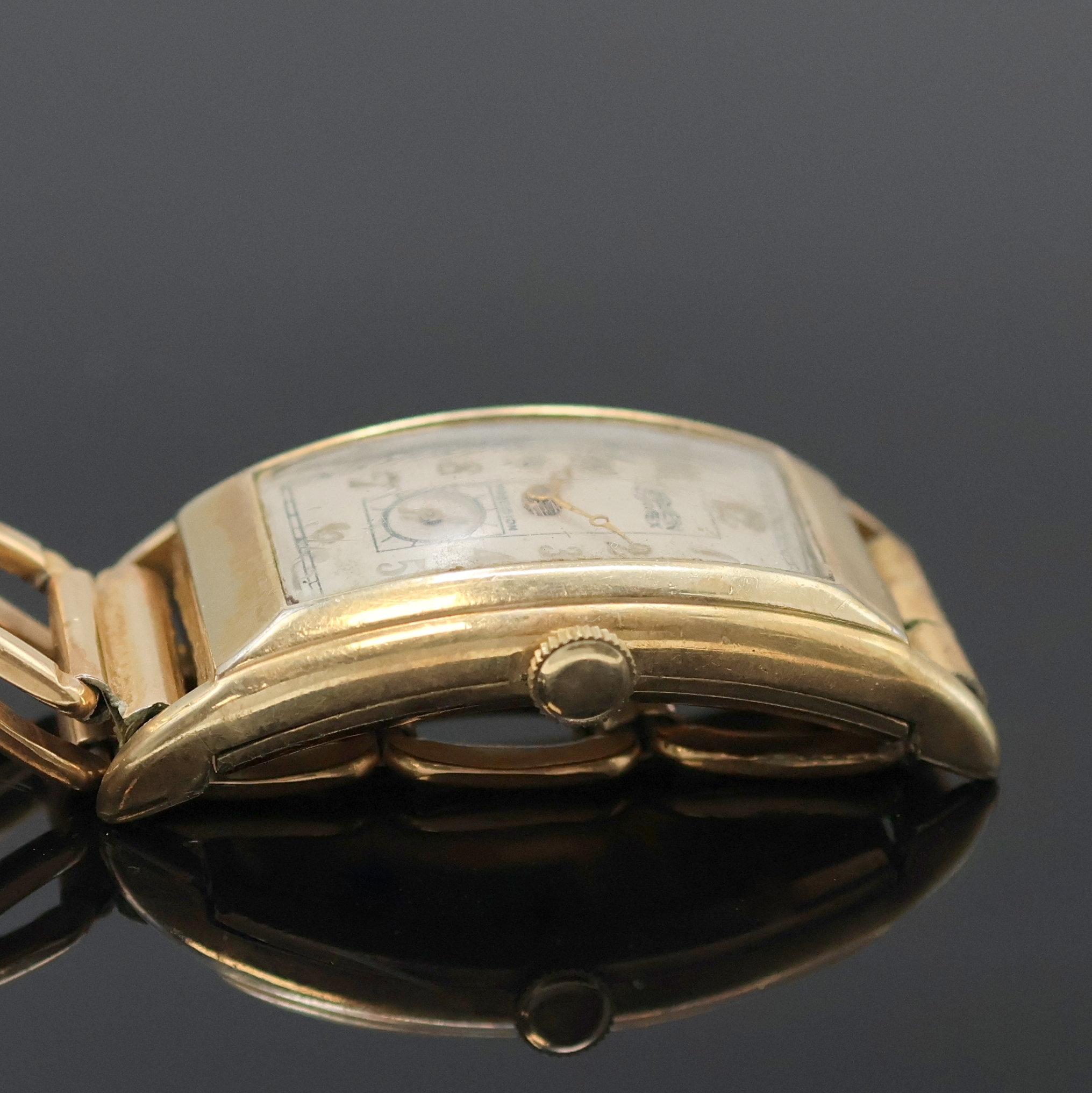 Detail d: GRUEN Curvex Precision Gold filled Armbanduhr, Schweiz für USA um 1940, Handaufzug, in sich gewölbtes Geh., neutr. Goldfilled Band, Boden aufgedr., ...