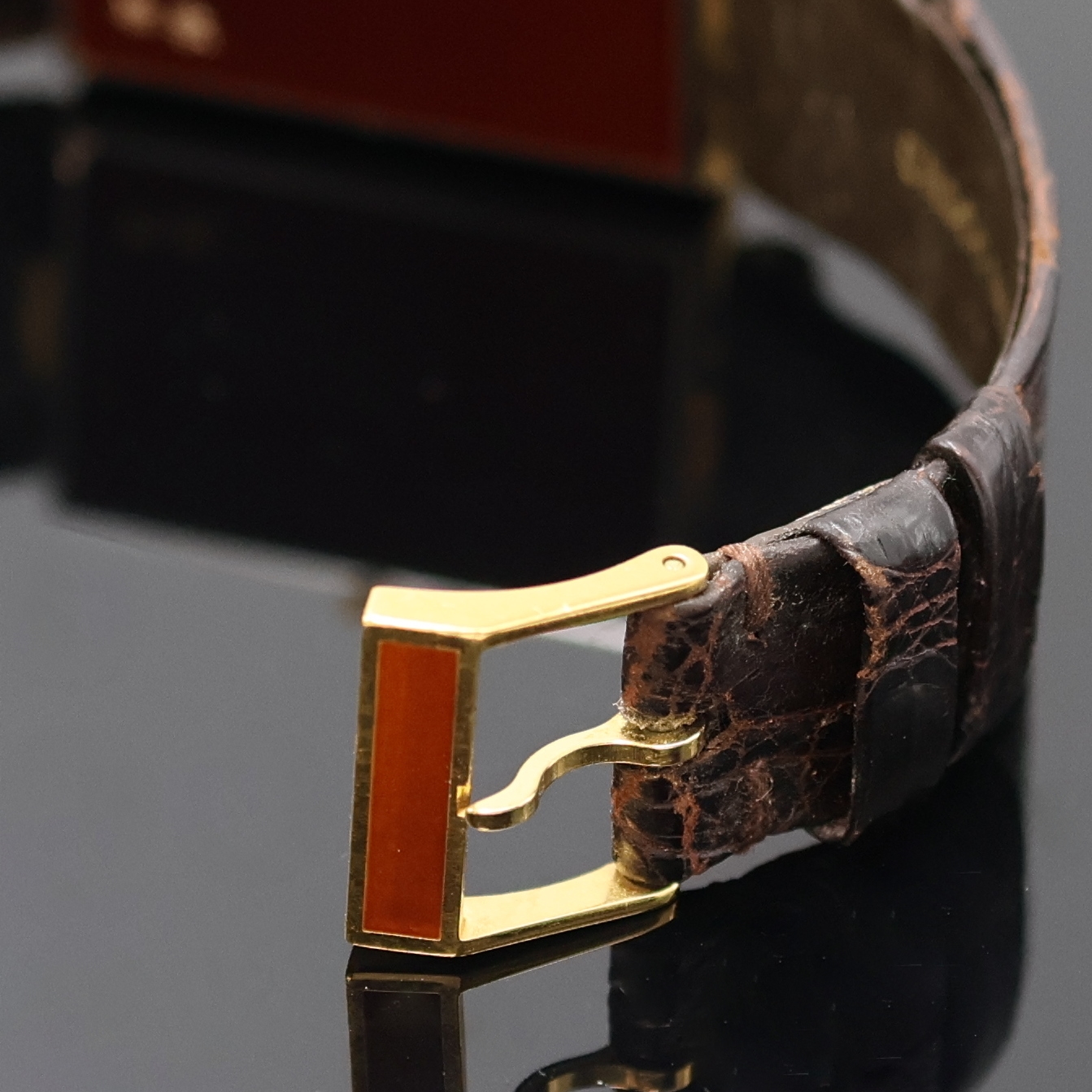 Detail b: DUPONT Designer-Herrenarmbanduhr, Frankreich / Schweiz um 1990, quarz, verg. Geh., orig. Lederband (zu ers.) m. Dornschl., Gehäuseteile mit ...