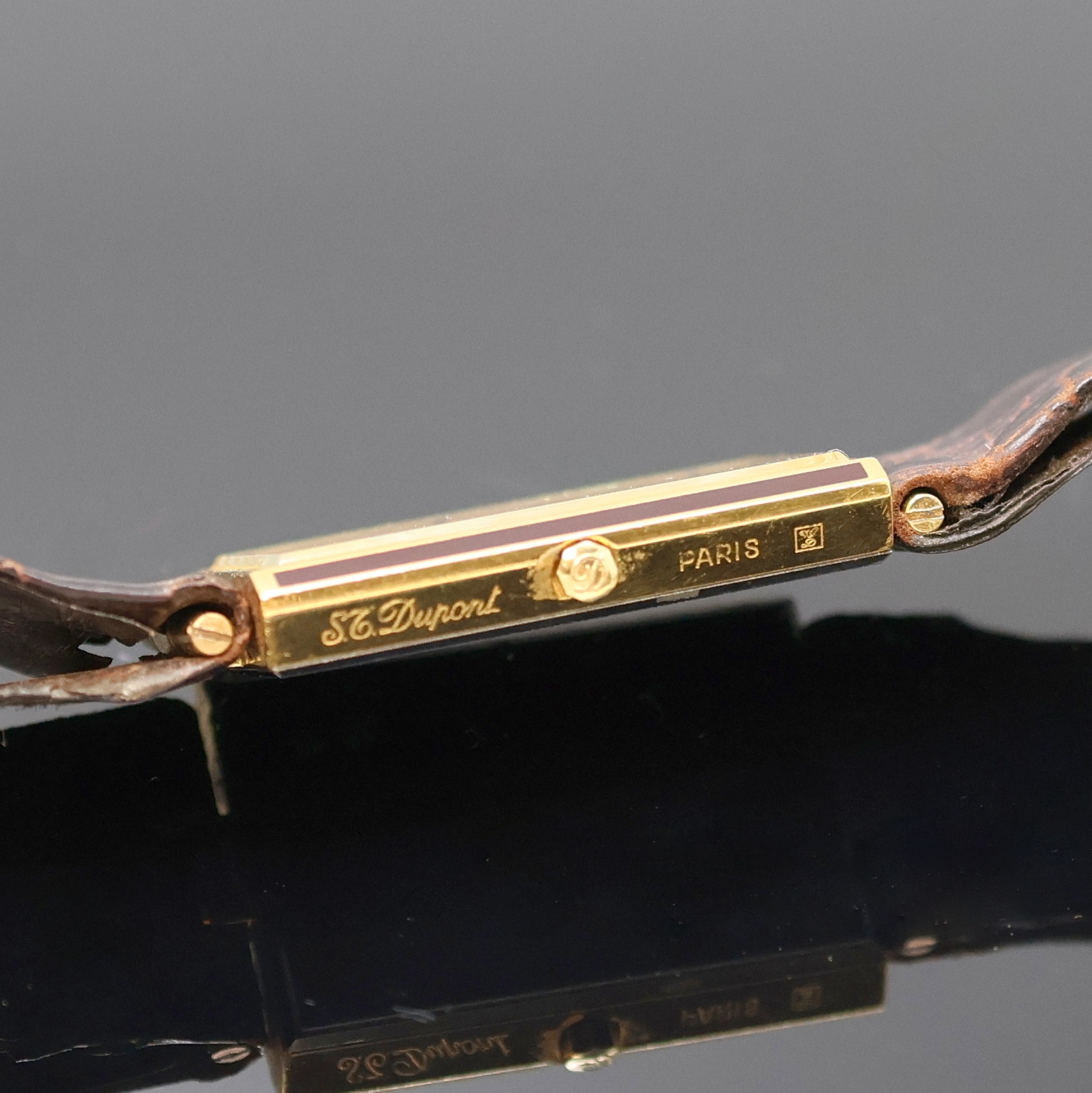 Detail c: DUPONT Designer-Herrenarmbanduhr, Frankreich / Schweiz um 1990, quarz, verg. Geh., orig. Lederband (zu ers.) m. Dornschl., Gehäuseteile mit ...