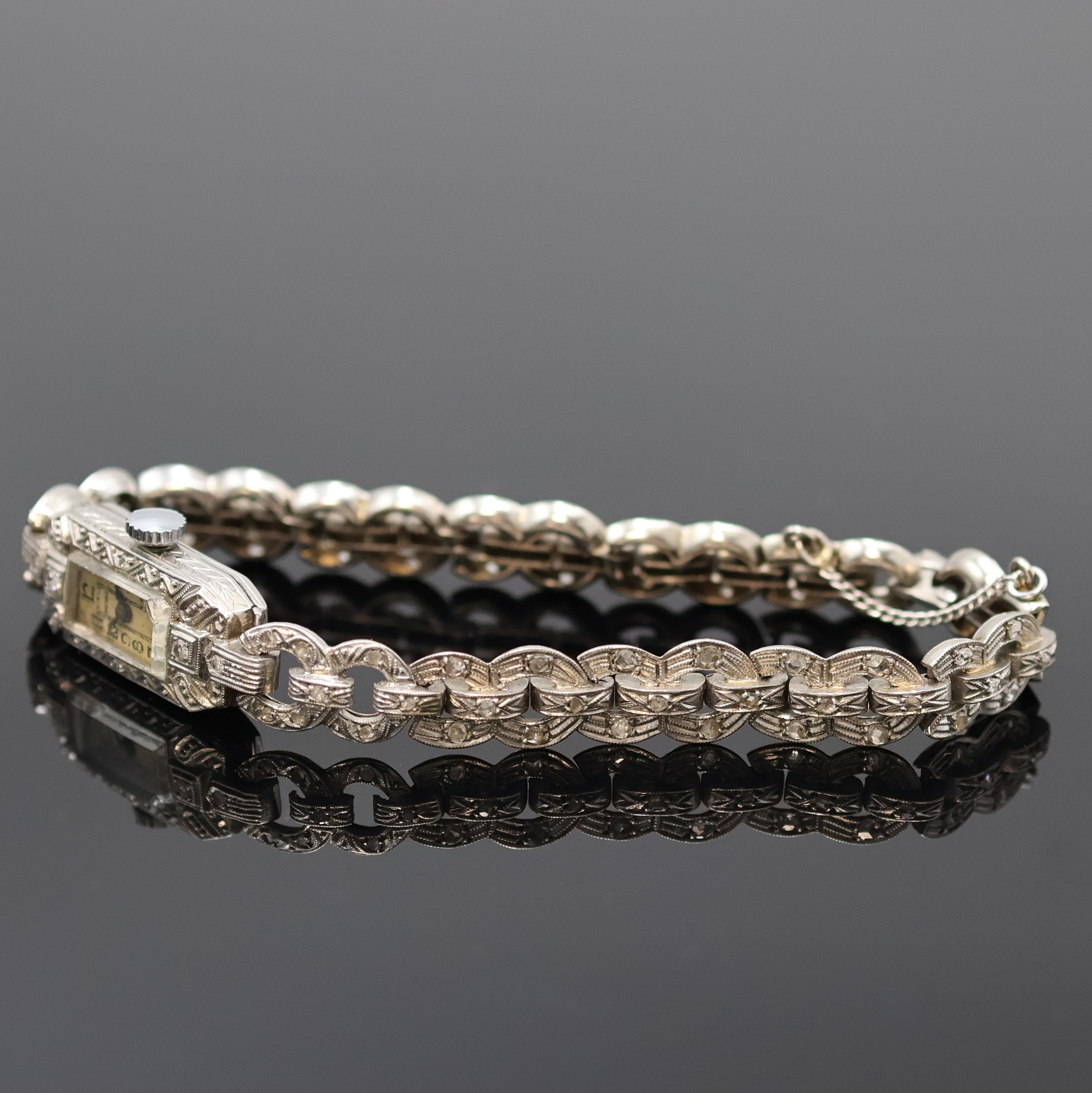 Detail b: ANCORA Art-Deco Damenarmbanduhr mit Diamanten in WG 750/000, Schweiz um 1925, Handaufzug, Band m. Diamant-Rosen u. Sicherheitskette, Scharnierboden, ...