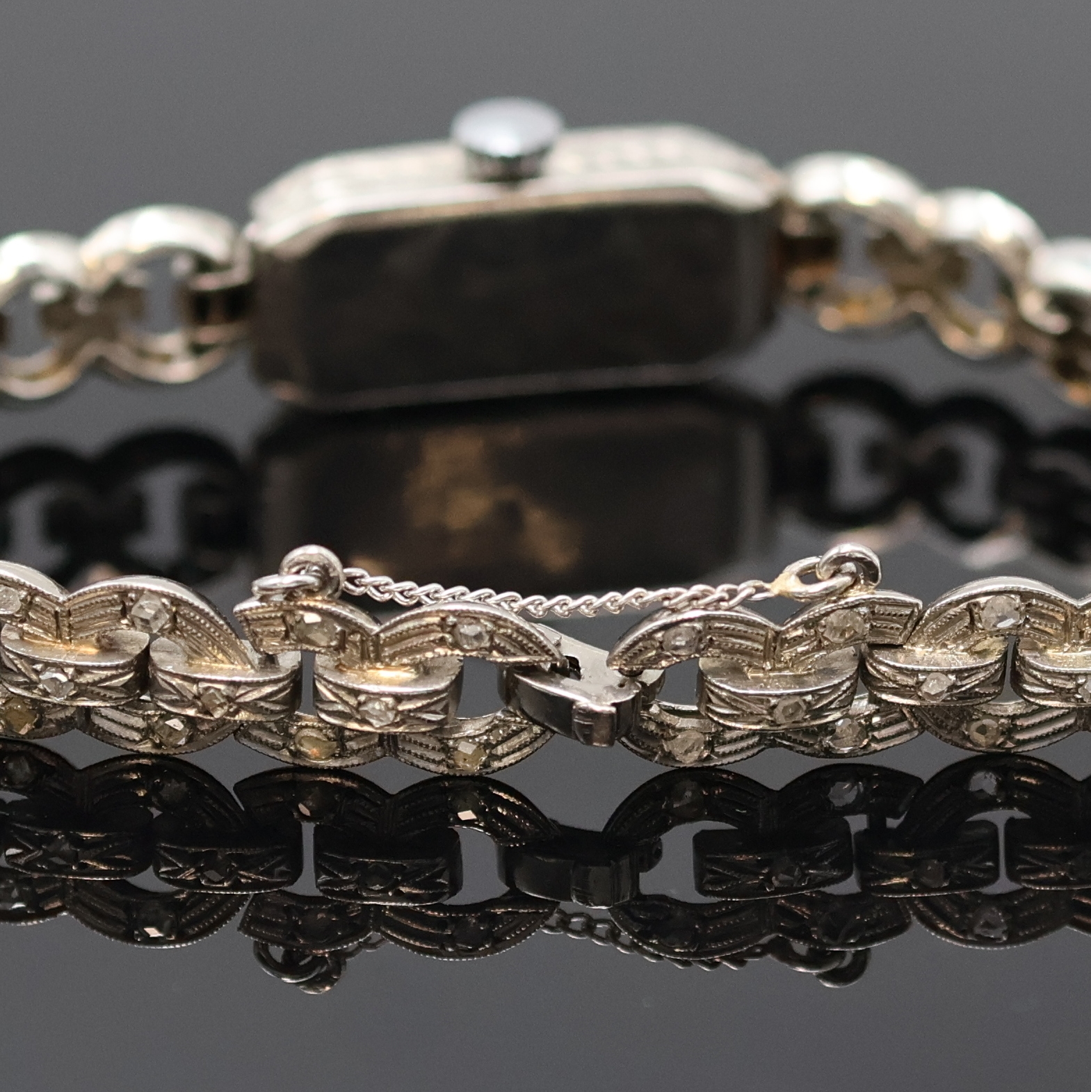 Detail c: ANCORA Art-Deco Damenarmbanduhr mit Diamanten in WG 750/000, Schweiz um 1925, Handaufzug, Band m. Diamant-Rosen u. Sicherheitskette, Scharnierboden, ...