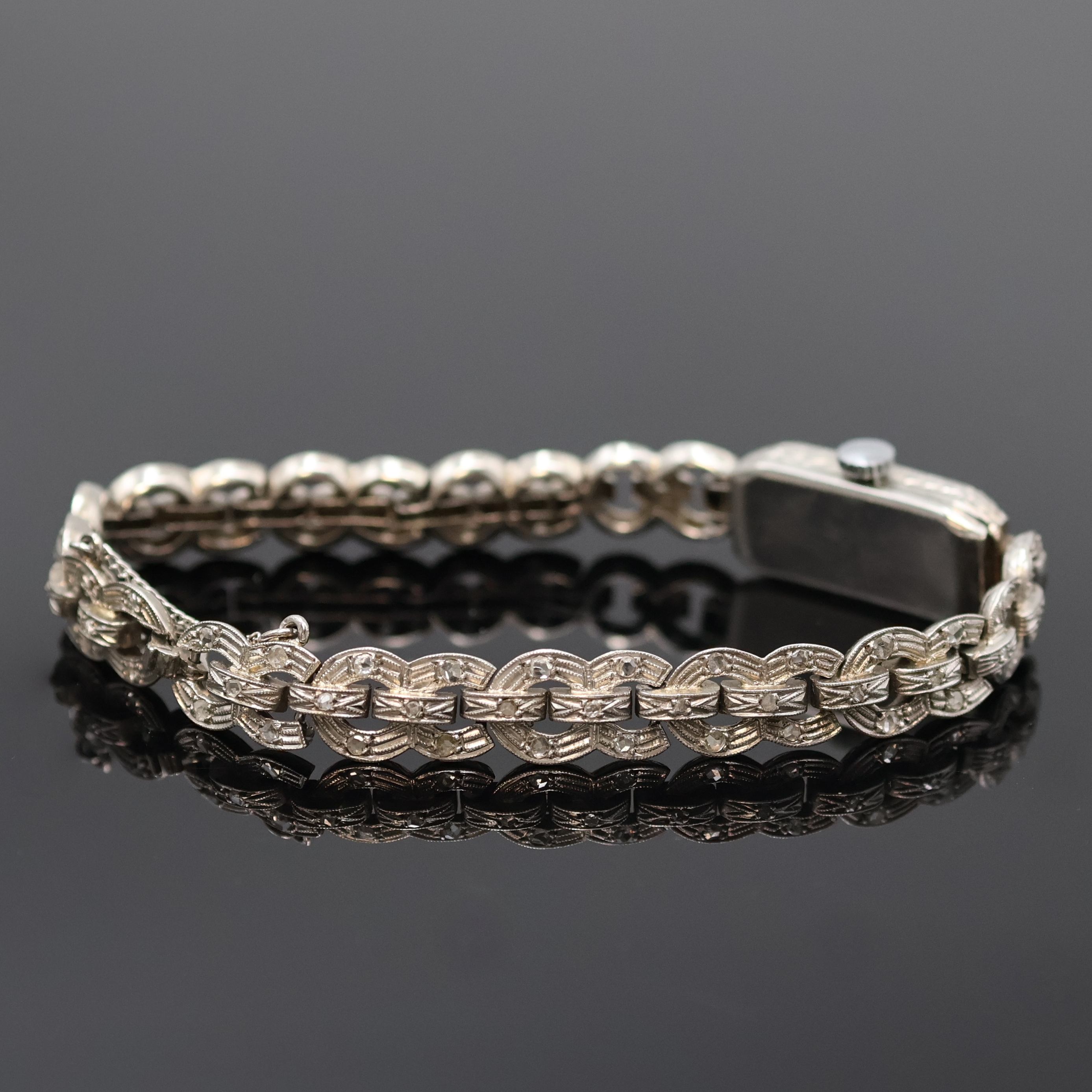 Detail d: ANCORA Art-Deco Damenarmbanduhr mit Diamanten in WG 750/000, Schweiz um 1925, Handaufzug, Band m. Diamant-Rosen u. Sicherheitskette, Scharnierboden, ...