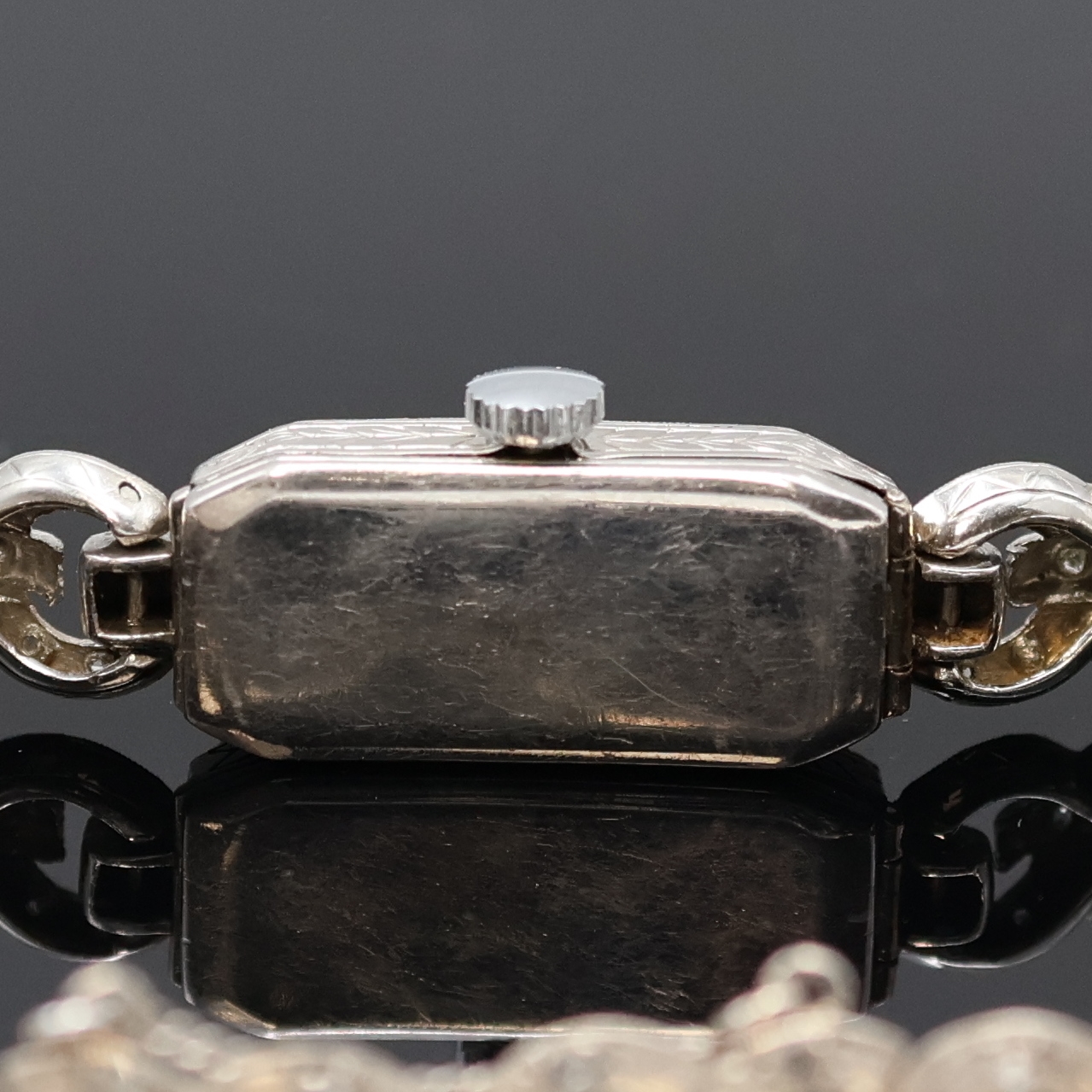 Detail e: ANCORA Art-Deco Damenarmbanduhr mit Diamanten in WG 750/000, Schweiz um 1925, Handaufzug, Band m. Diamant-Rosen u. Sicherheitskette, Scharnierboden, ...