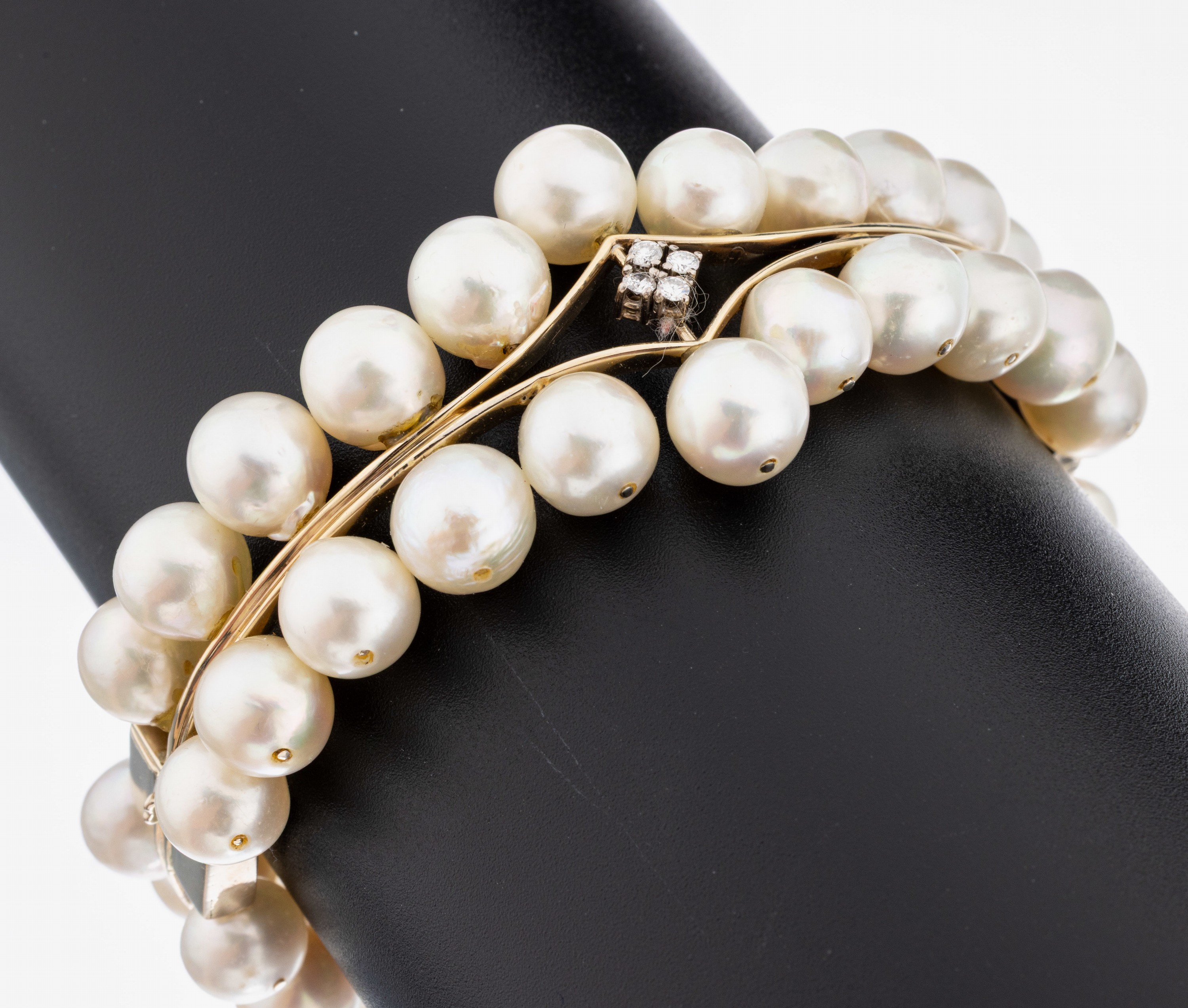 Image 27057411 - 18 kt gold pearl-brilliant-bangle , WG 750/000, unusual design, slightly ...