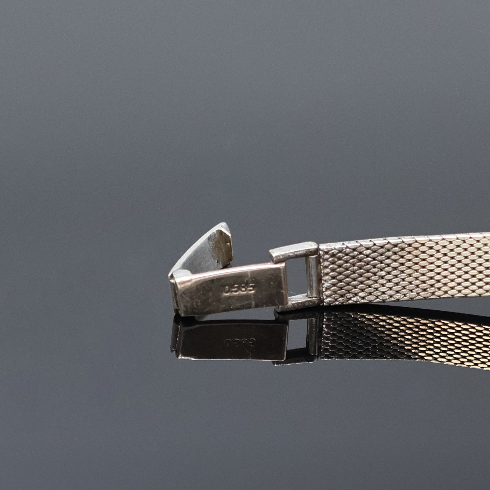 Detail b: ULTRA Damenarmbanduhr in WG 585/000 mit Diamantbesatz, um 1960, Boden aufgedr., Milanaiseband, Lünette aufw. m. Diamanten bes., schwarzes Zifferbl., ...