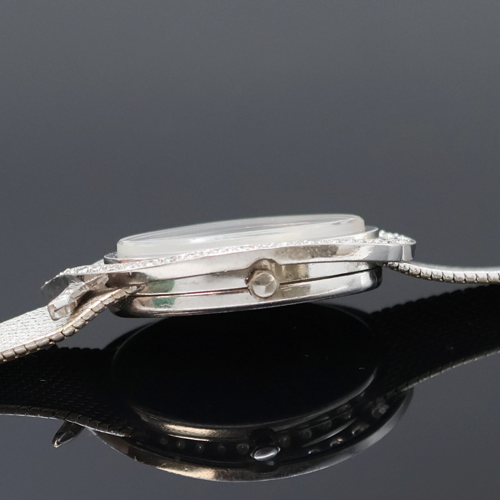 Detail c: ULTRA Damenarmbanduhr in WG 585/000 mit Diamantbesatz, um 1960, Boden aufgedr., Milanaiseband, Lünette aufw. m. Diamanten bes., schwarzes Zifferbl., ...