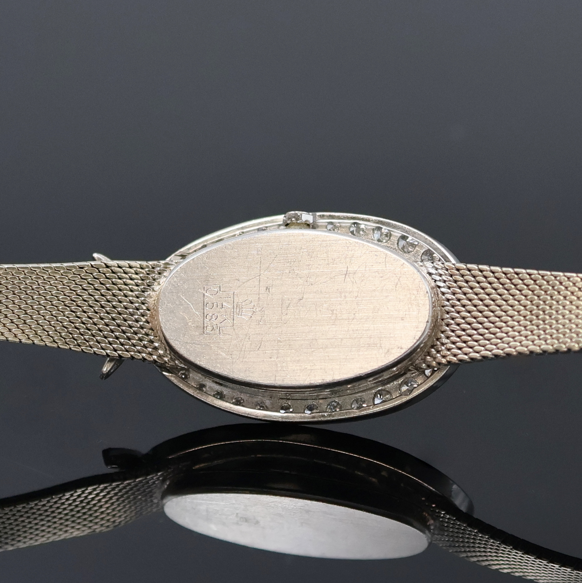 Detail d: ULTRA Damenarmbanduhr in WG 585/000 mit Diamantbesatz, um 1960, Boden aufgedr., Milanaiseband, Lünette aufw. m. Diamanten bes., schwarzes Zifferbl., ...