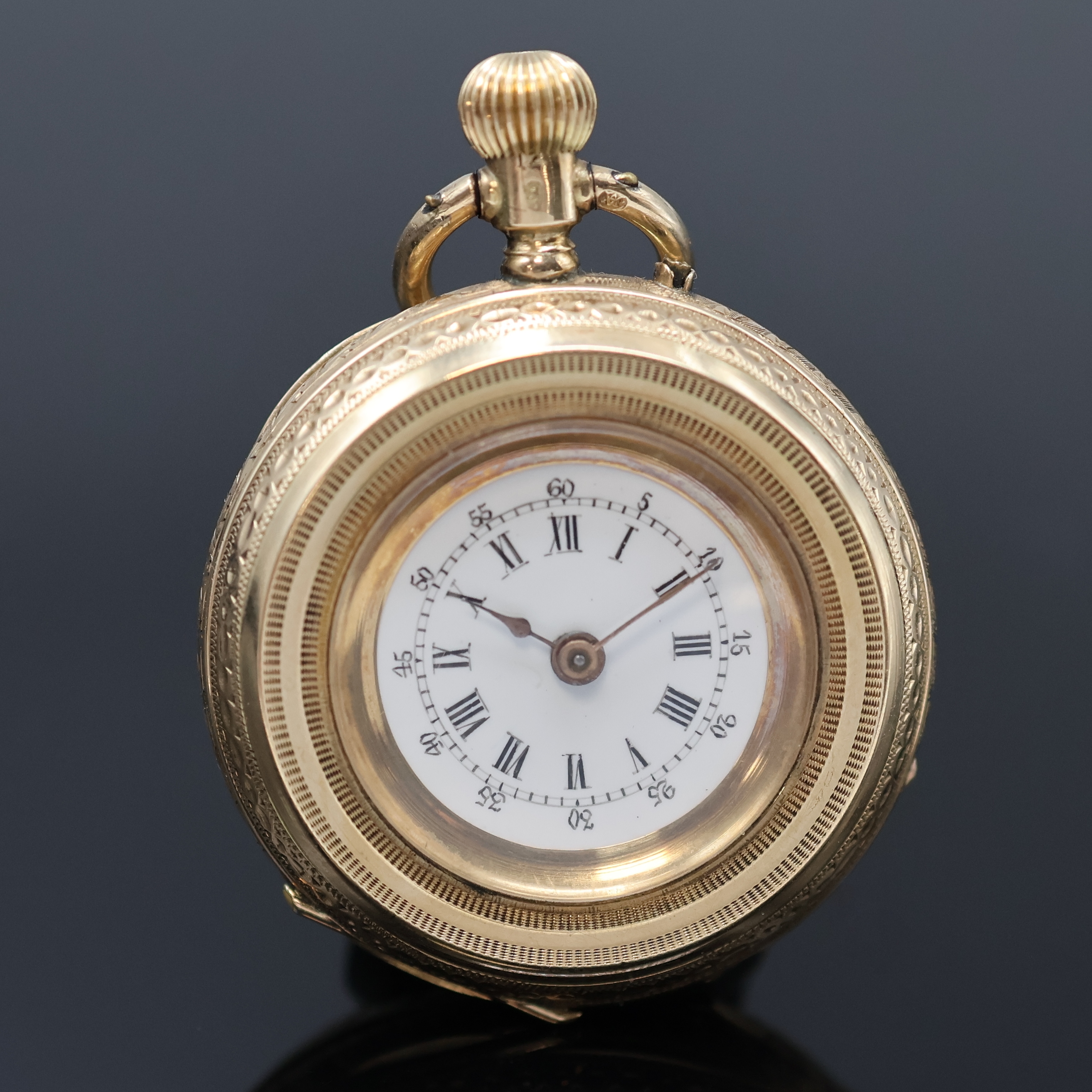 Detail c: 2 Offene Taschenuhren in GG 585/000, Schweiz um 1890/1910, 1x Schlüsselaufzug, teils grav. Gehäuse dell., Monogrammspiegel, 1x emaill., ...