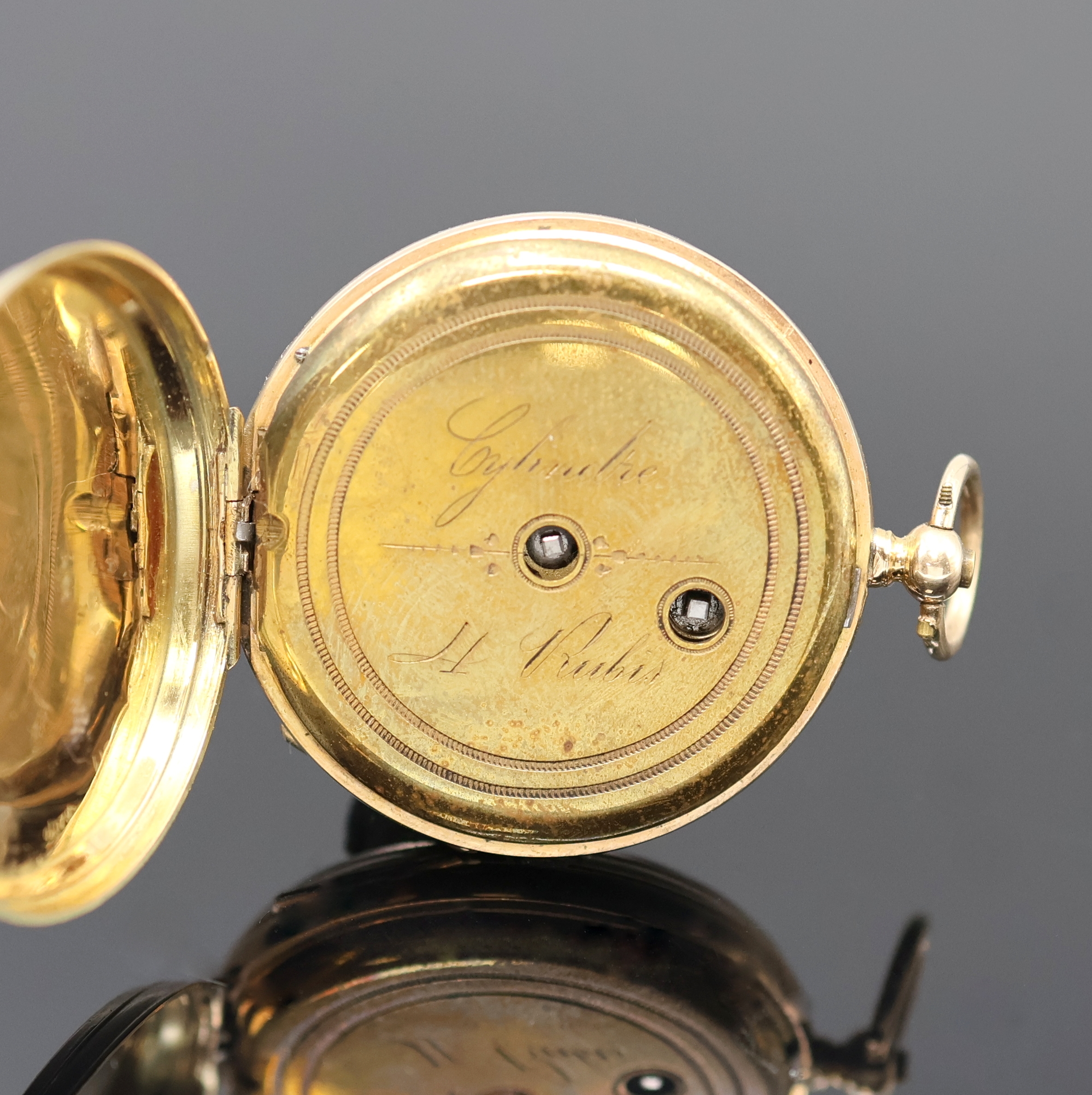 Detail g: 2 Offene Taschenuhren in GG 585/000, Schweiz um 1890/1910, 1x Schlüsselaufzug, teils grav. Gehäuse dell., Monogrammspiegel, 1x emaill., ...