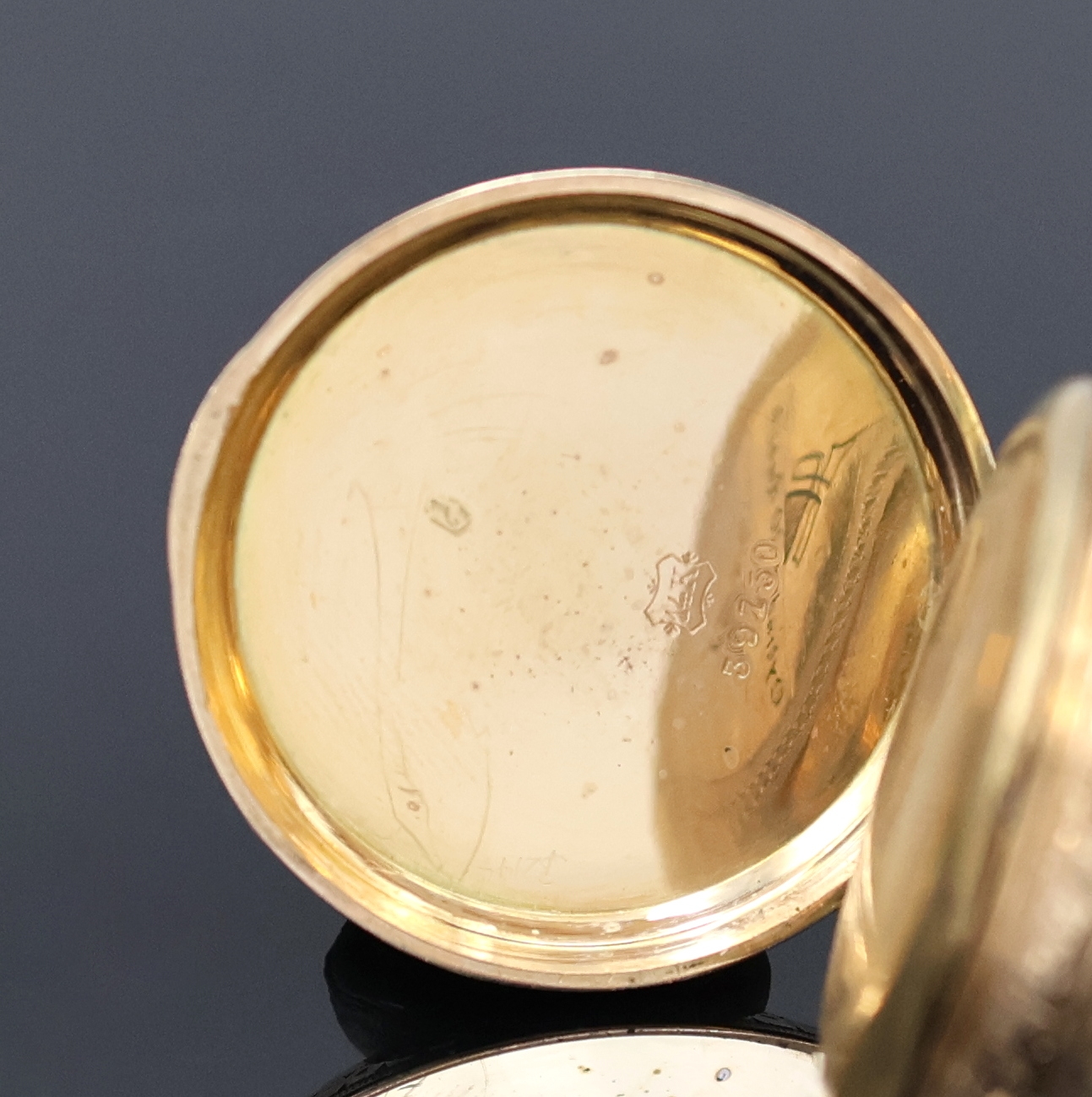 Detail j: 2 Offene Taschenuhren in GG 585/000, Schweiz um 1890/1910, 1x Schlüsselaufzug, teils grav. Gehäuse dell., Monogrammspiegel, 1x emaill., ...
