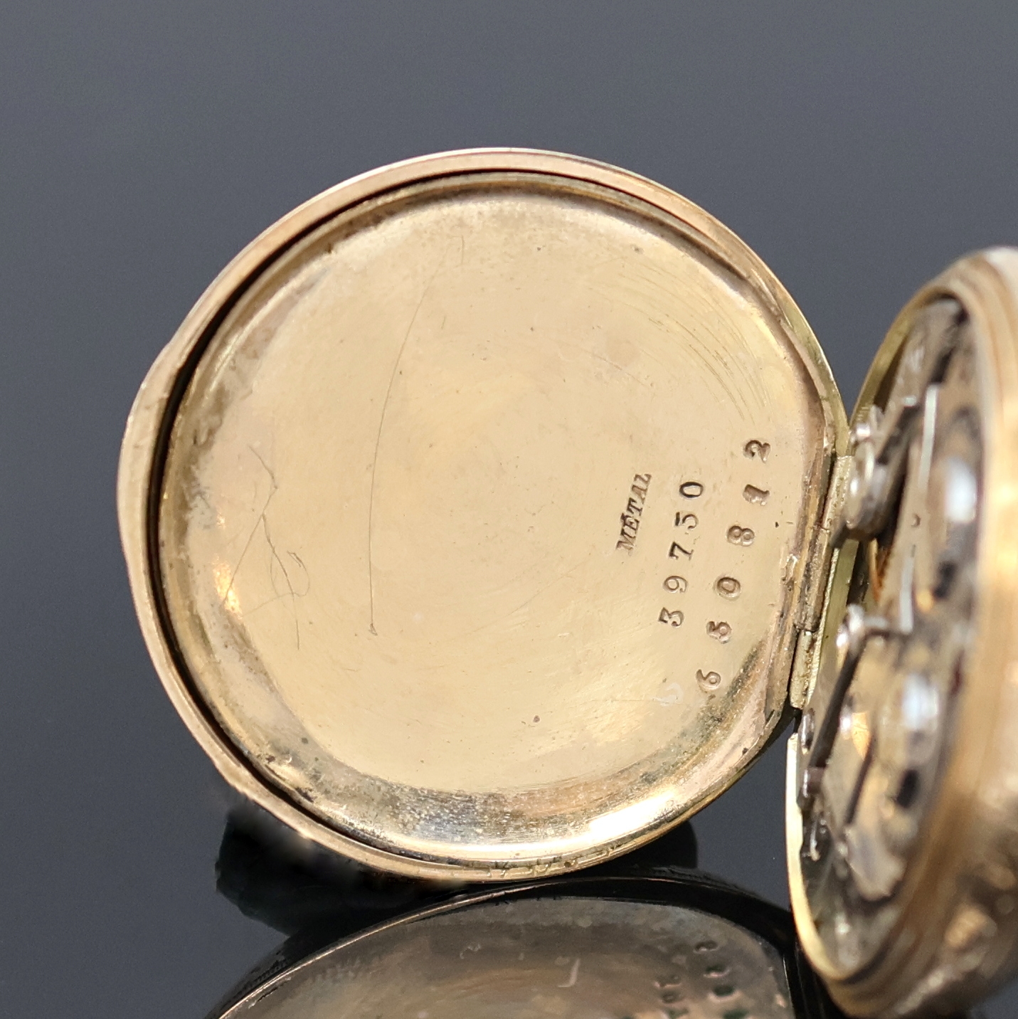 Detail l: 2 Offene Taschenuhren in GG 585/000, Schweiz um 1890/1910, 1x Schlüsselaufzug, teils grav. Gehäuse dell., Monogrammspiegel, 1x emaill., ...