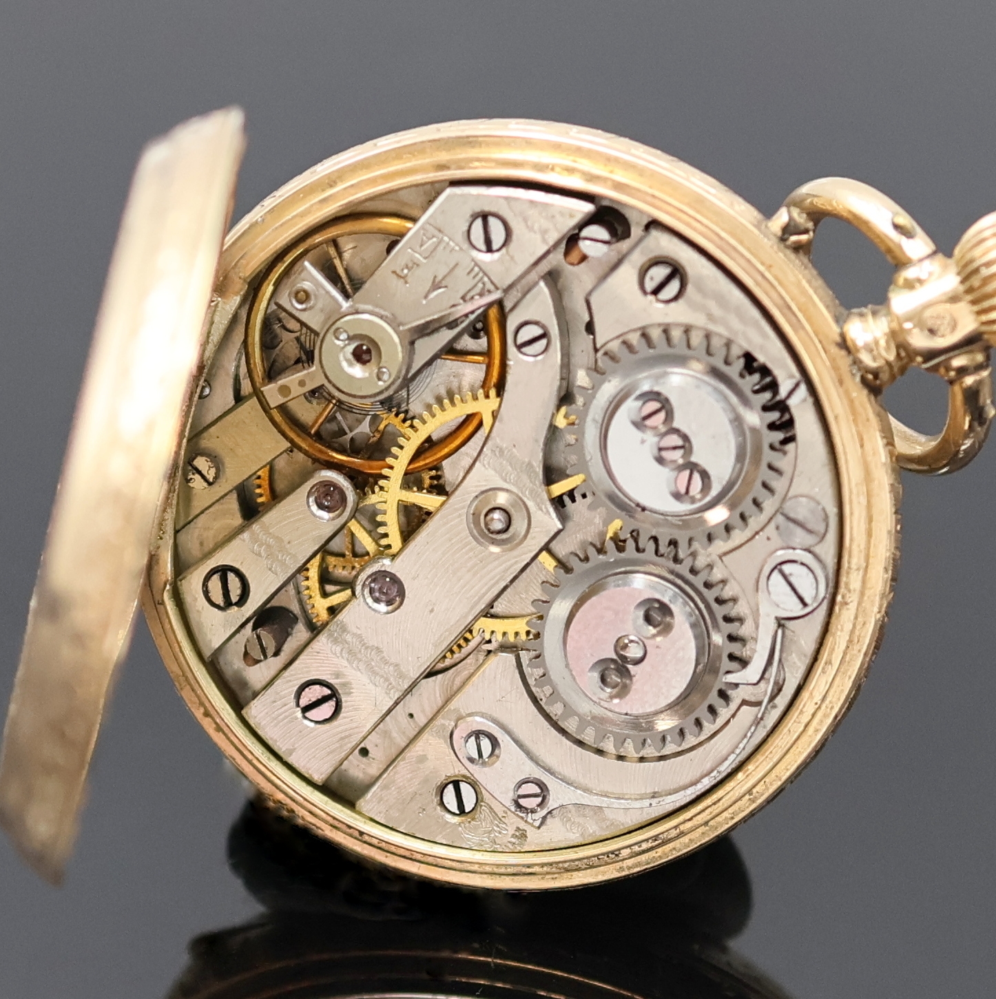 Detail m: 2 Offene Taschenuhren in GG 585/000, Schweiz um 1890/1910, 1x Schlüsselaufzug, teils grav. Gehäuse dell., Monogrammspiegel, 1x emaill., ...